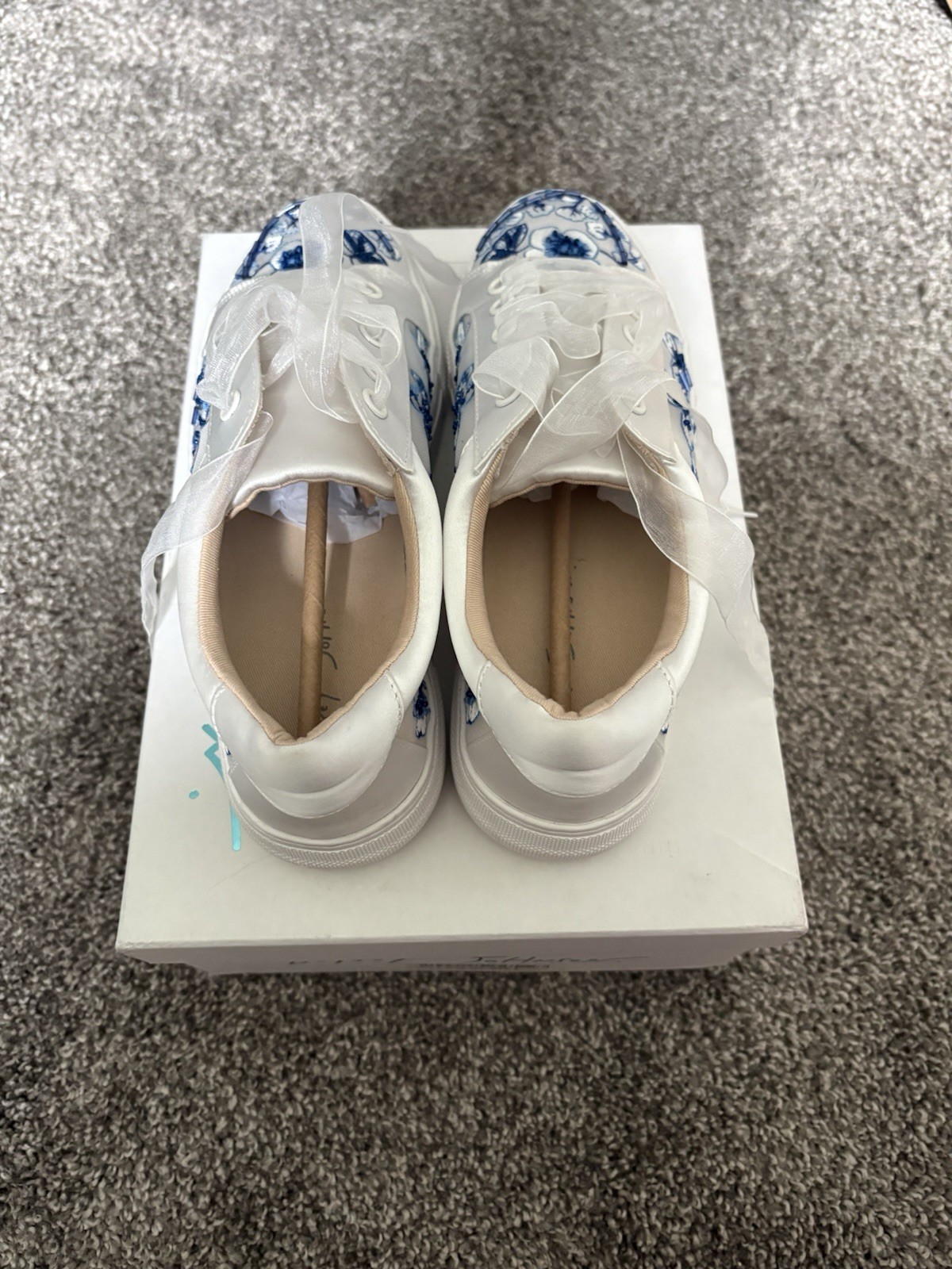 Betsey Johnson Nino Tulie Embroidered Sneakers Size 7.5