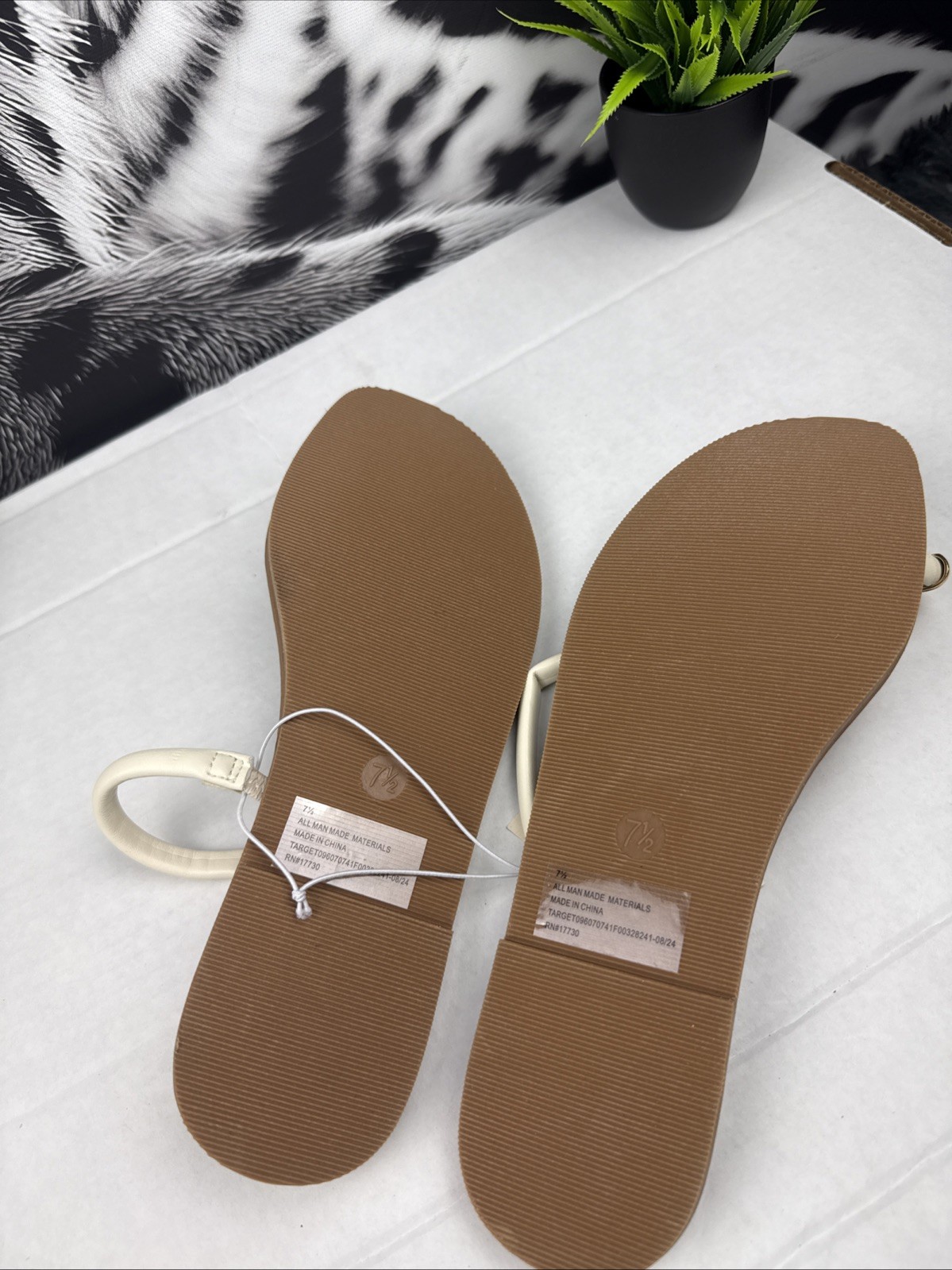 Universal Thread Clara Toe Ring Sandals Cream Gold Metal Ring Flat Size 7.5