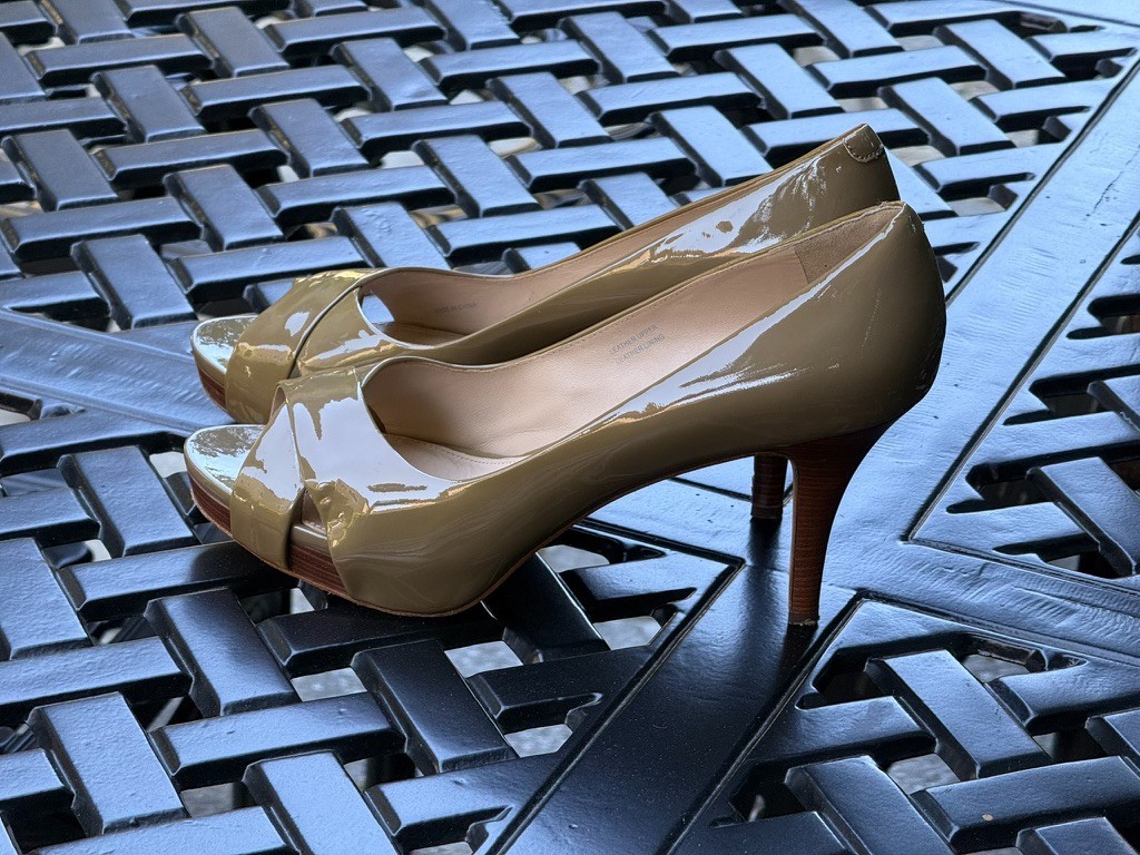VIA SPIGA PATENT LEATHER HEELS SHOES SIZE 9 1/2 M TAN/TAUPE