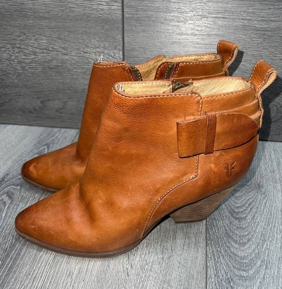 Frye Women’s Carmel Full Grain Leather Zip Short Boots Y2K cognac Size 7 S000142