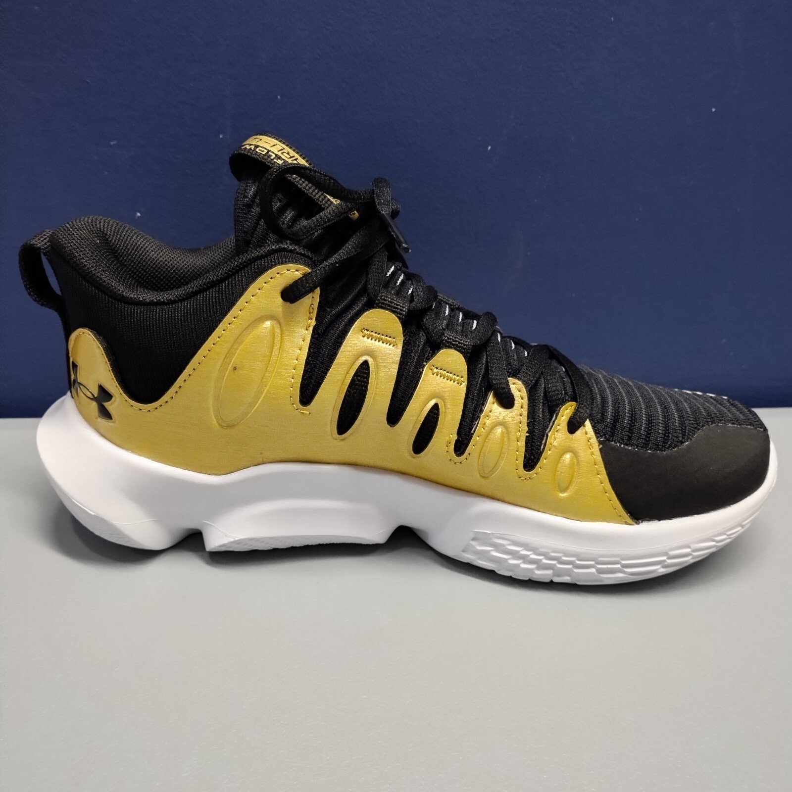 Under Armour Flow Breakthru 4 Basketball Shoes 6.5 Womens Black Gold 3026641-001