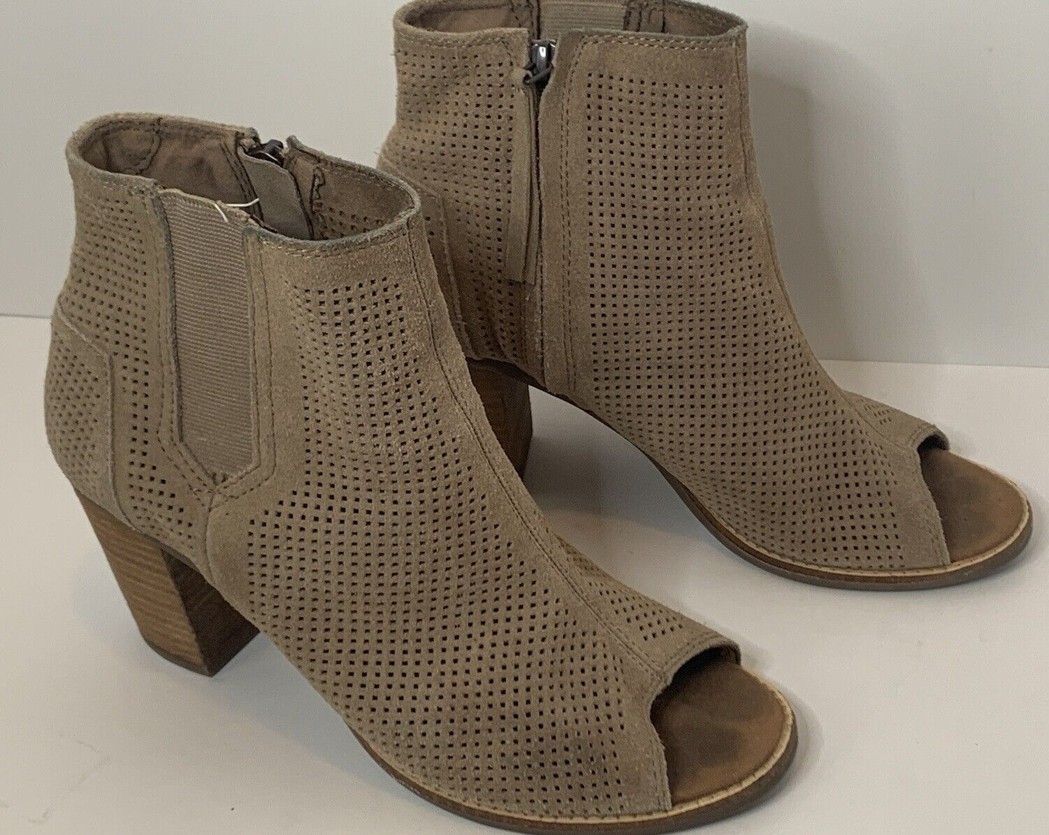 TOMS «Majorca» Perforated Peep Toe Ankle Boots Womens Size 8.5 Tan, Side Zipper