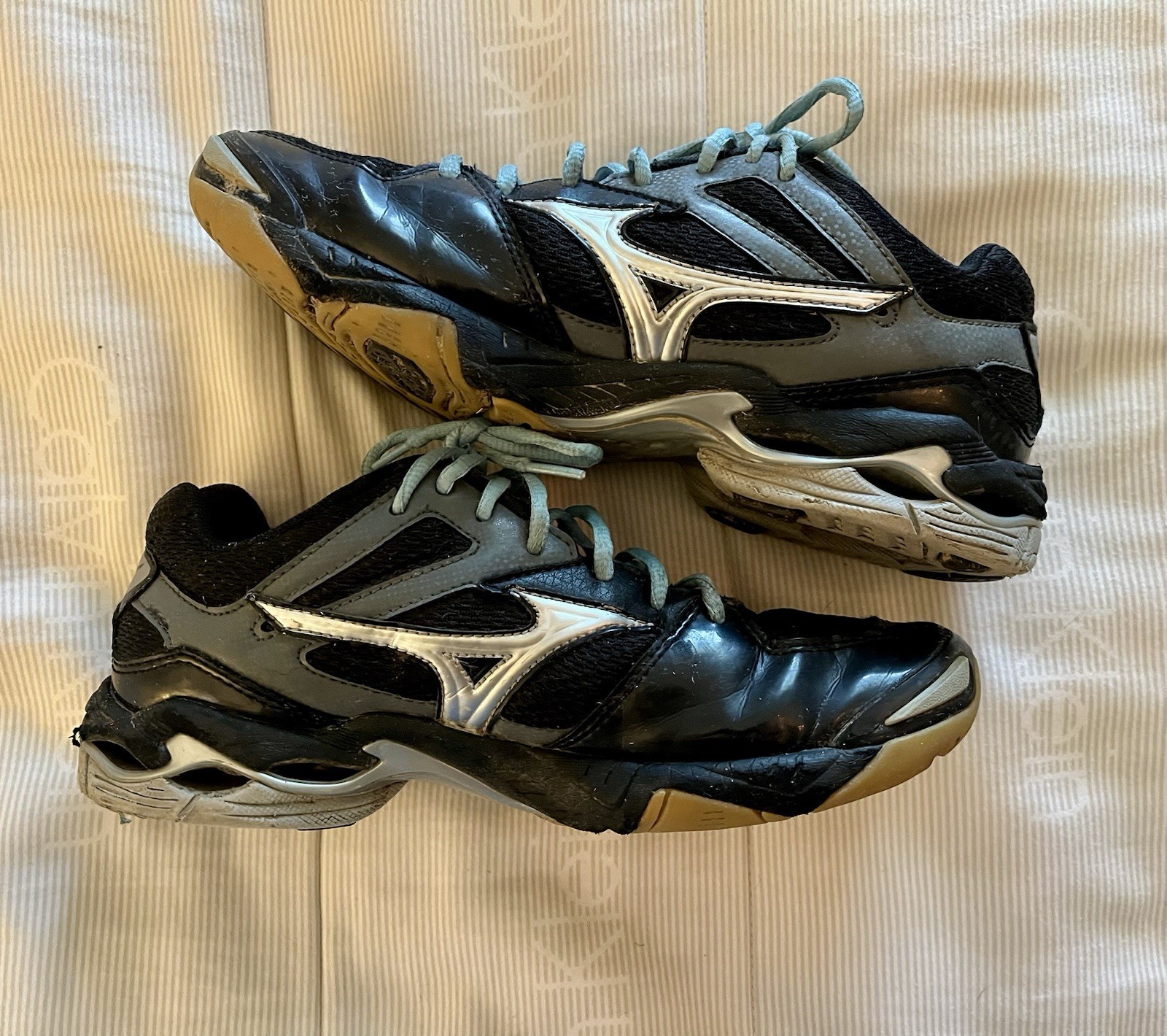 Mizuno Womens Sz US W8 Wave Bolt 3 Volleyball Shoes Sneakers Black Silver Gray