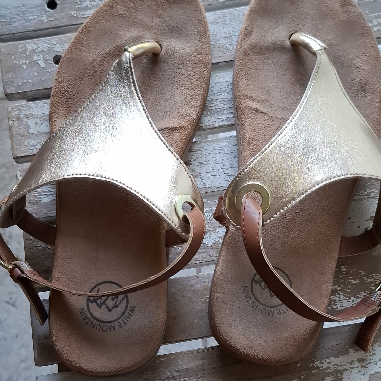White Mountain Women’s Gold/Brown Thong Sandals Buckle Synthetic Upper US 9 M