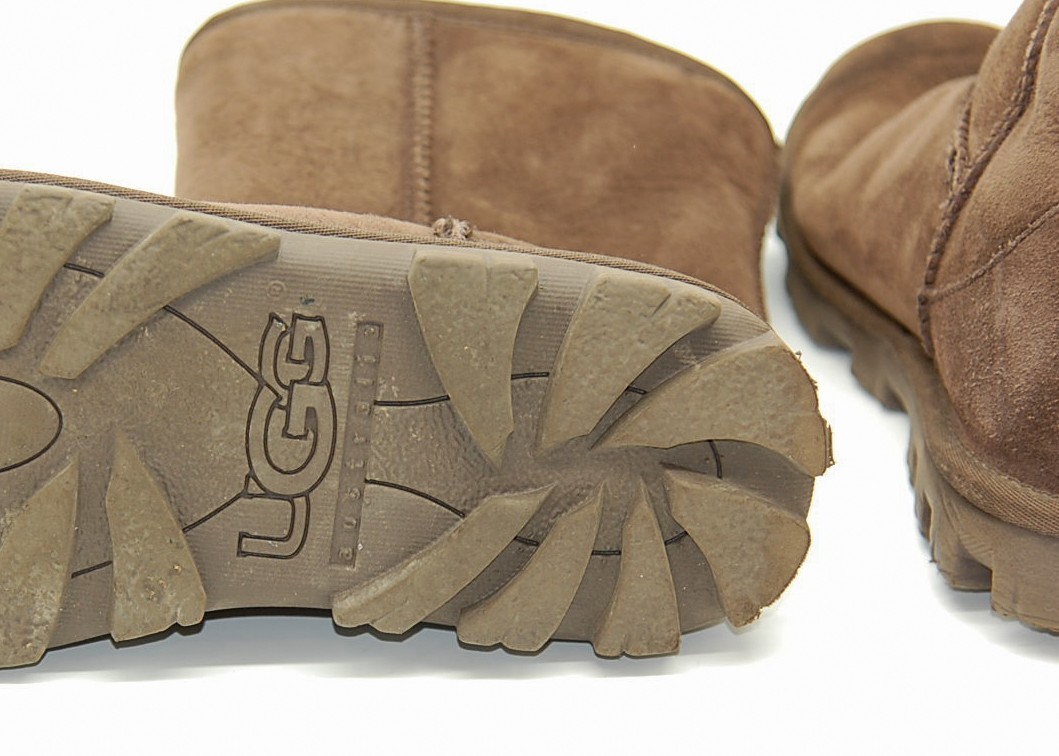 UGG Essential Short 5835 Womens Chocolate Sheepskin Boots Size 8