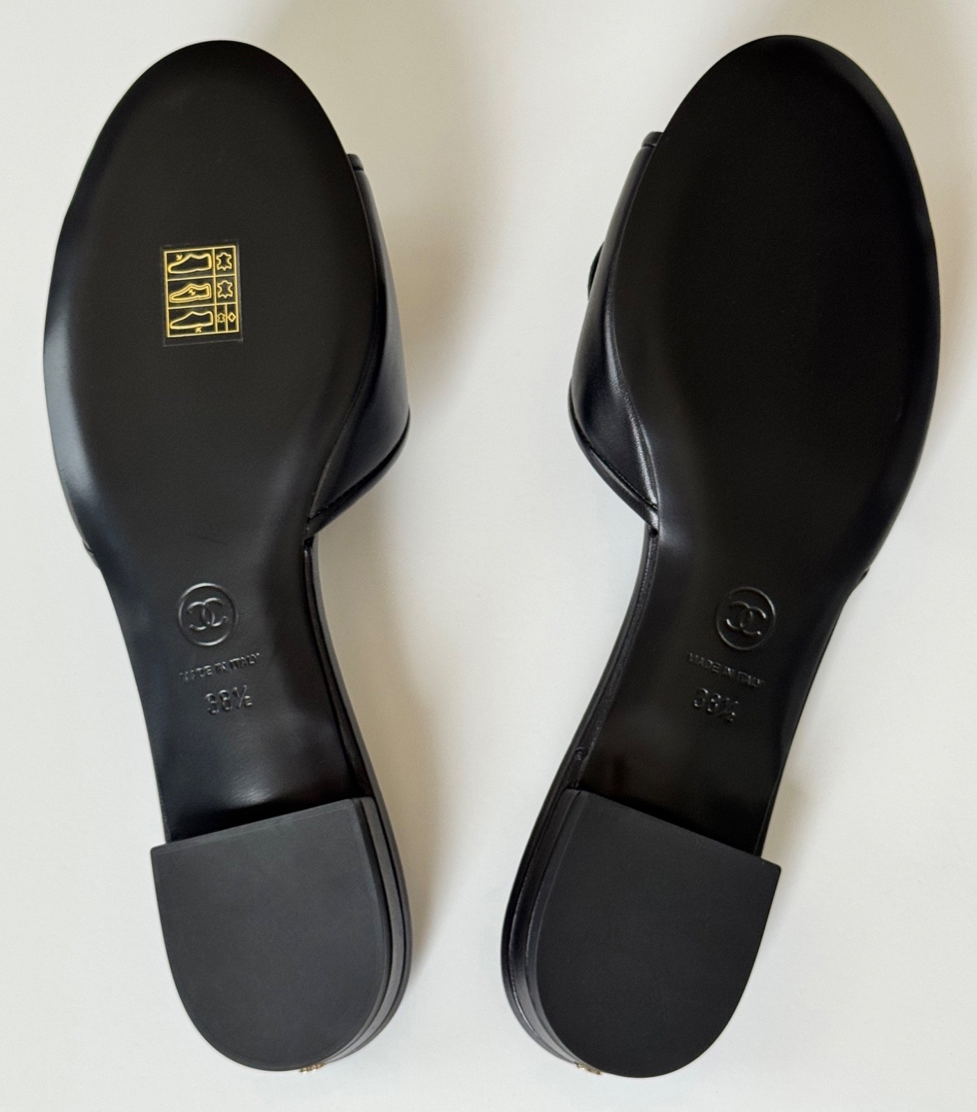NEW CHANEL BLACK LEATHER CAMELLIA FLOWER SLIDES FLATS MULES SANDALS 38.5