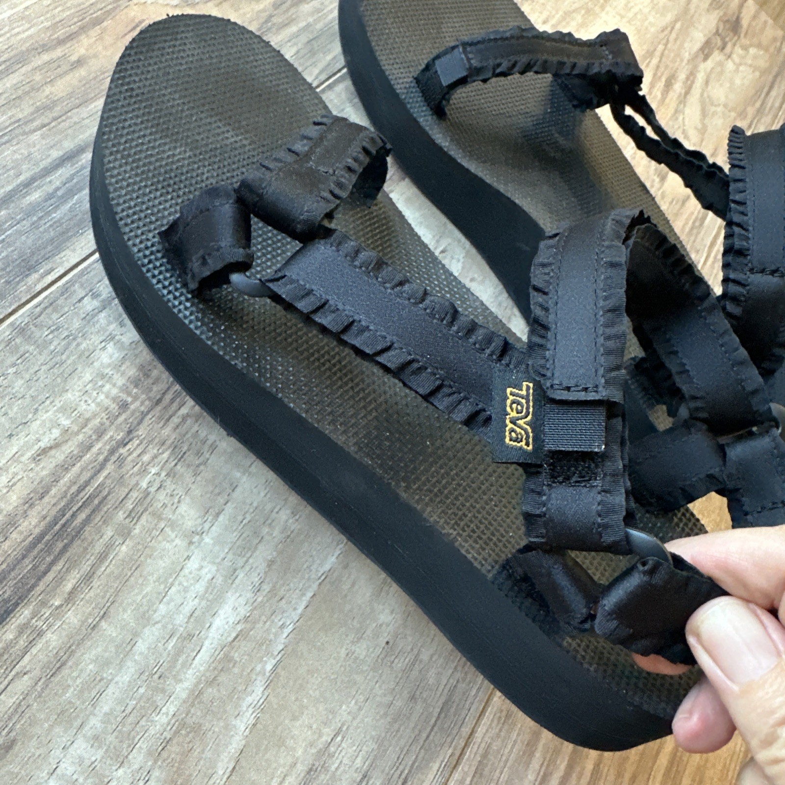 Teva Midform Universal Adorn Ruffle black sandals Women’s Size 9 EUC rare HTF