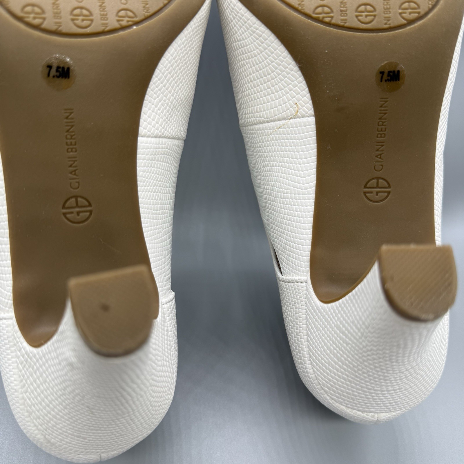 Giani Bernini Retro Style White Mary Jane Textured Heels Size 7.5 M