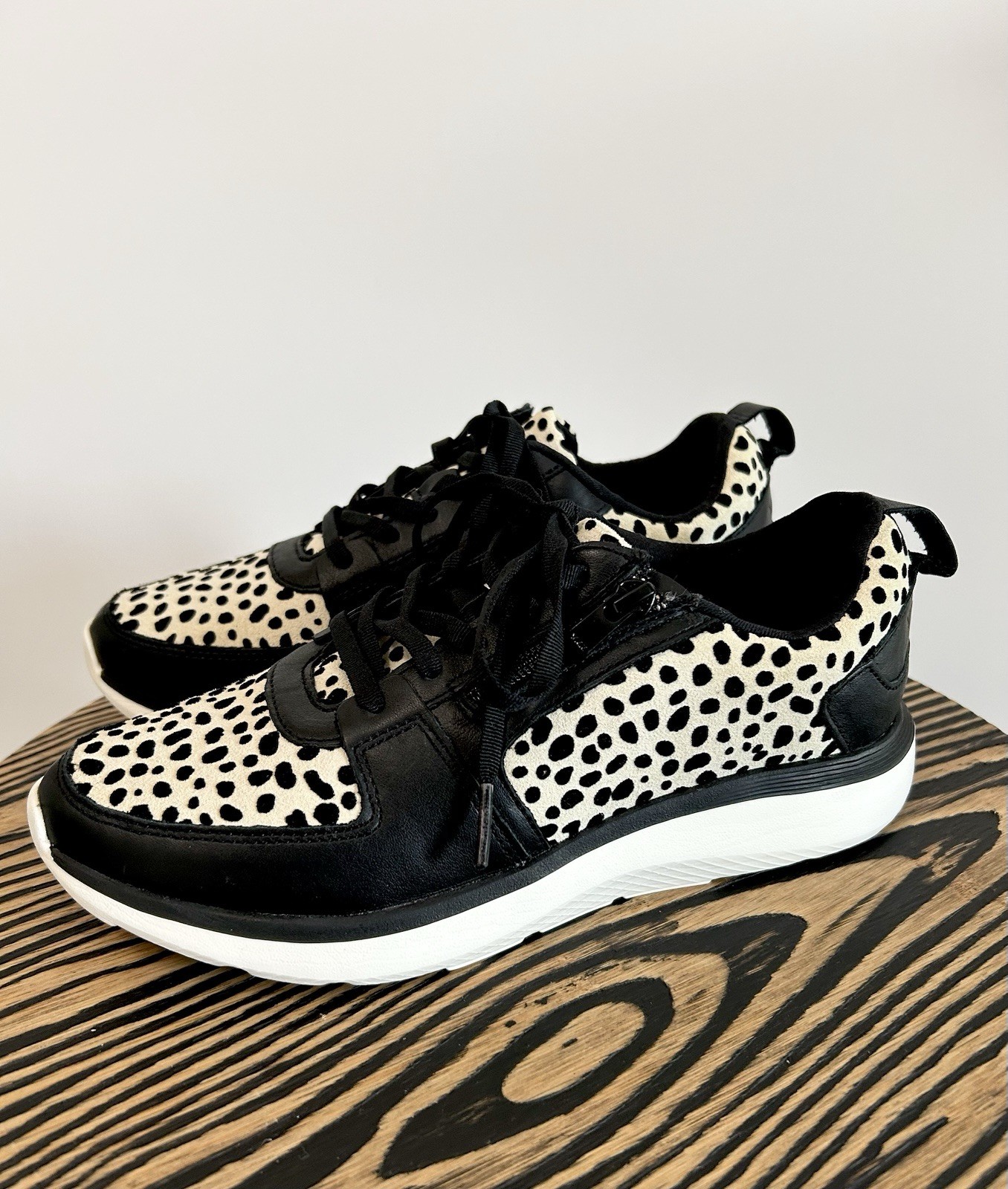Vionic Del Mar Remi Spot Animal Print Women’s Sneakers Side Zipper Size 7~NWOB