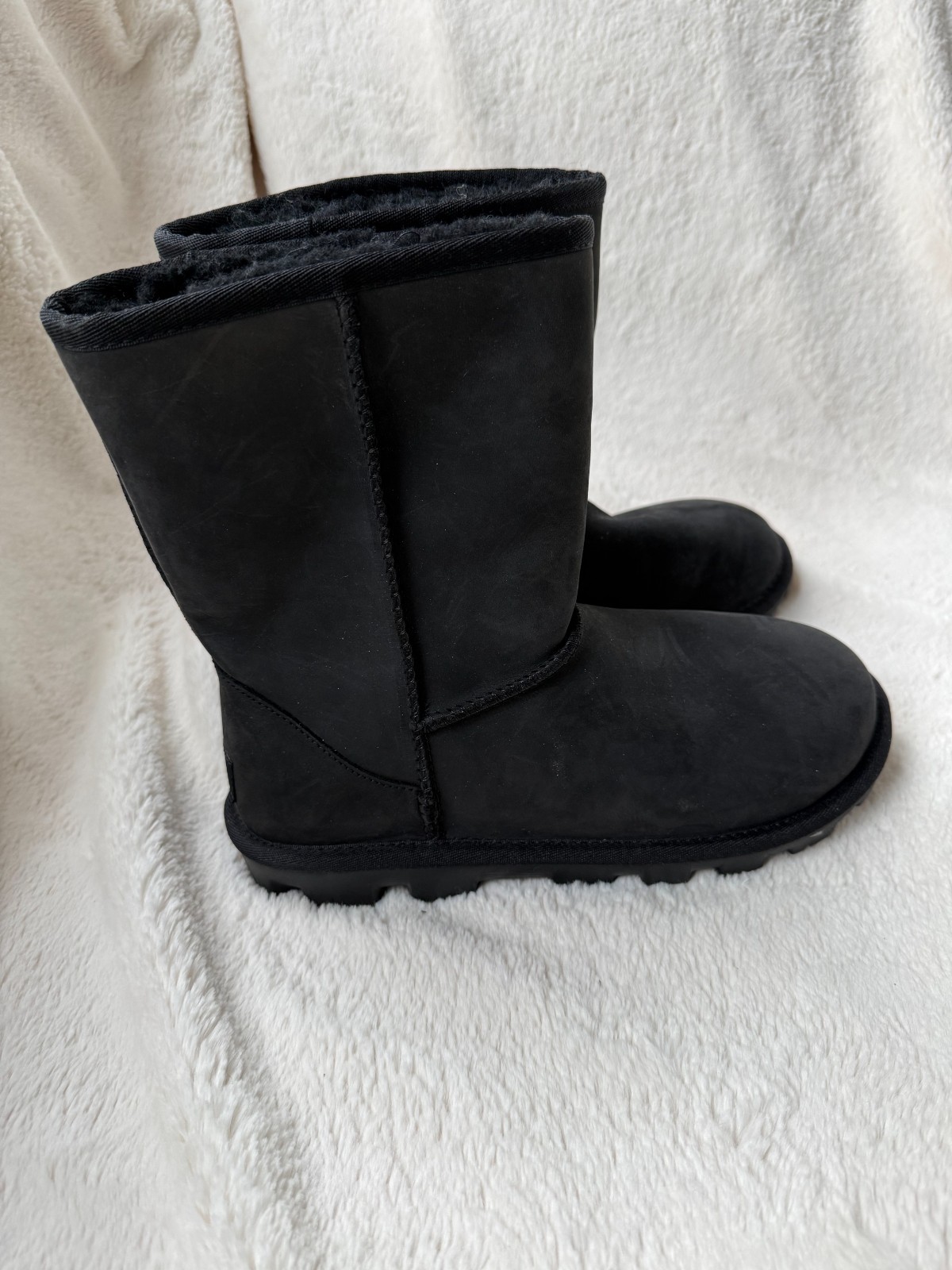 NWD UGG Women’s Essential Short Leather (1111513) US7/UK5/EU38