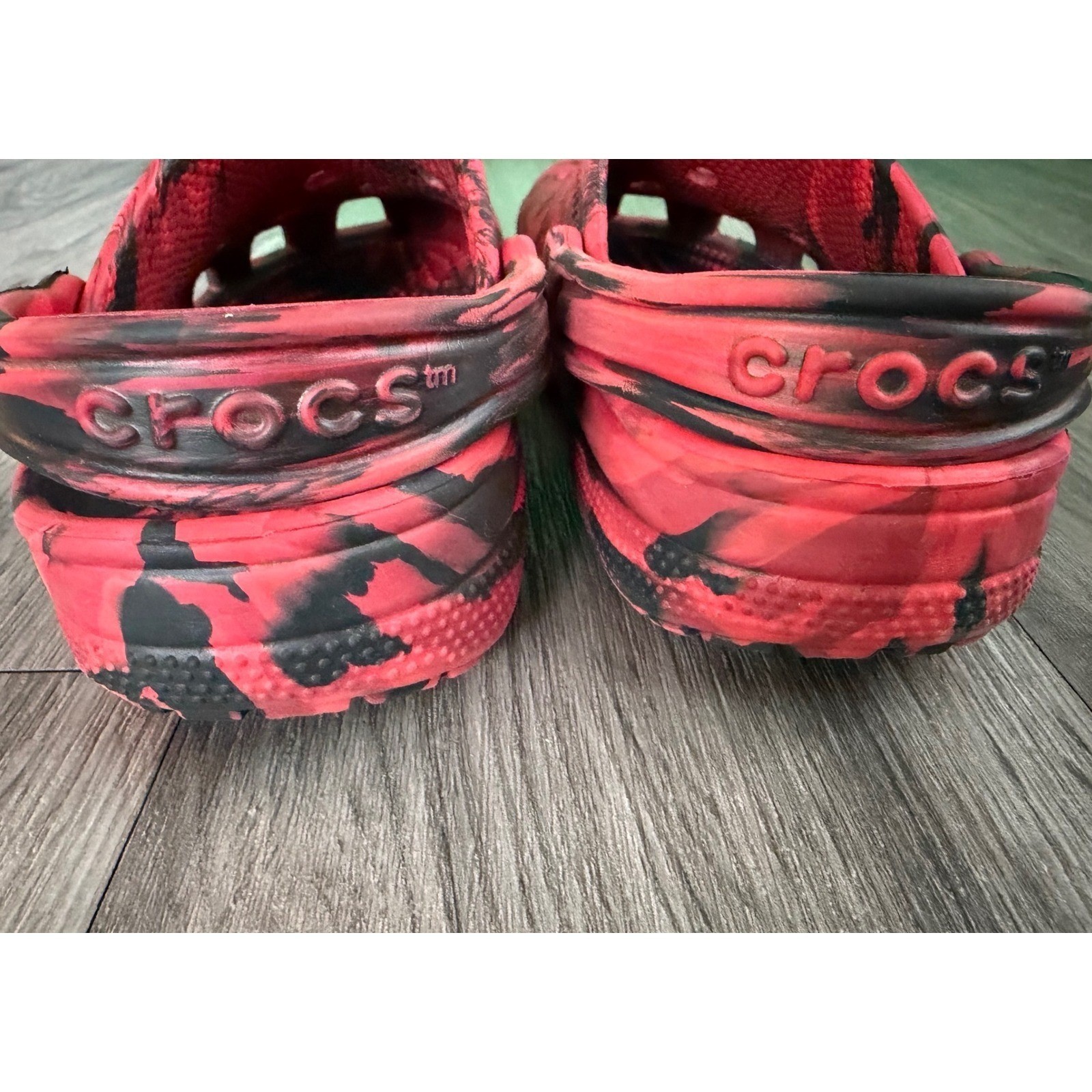 Crocs Classic Marbled Clogs Red Black Swirl Women’s 6 Slip On Lightweight Shoe