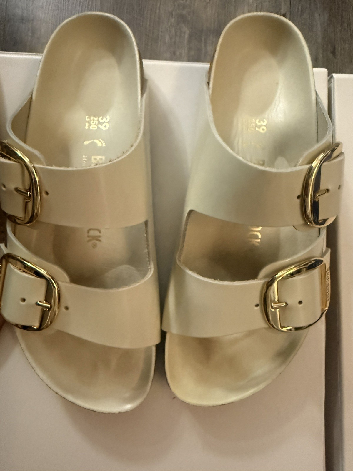 BIRKENSTOCK ARIZONA BIG BUCKLE LEATHER HIGH SHINE BEIGE 39 EU 8-8.5 US