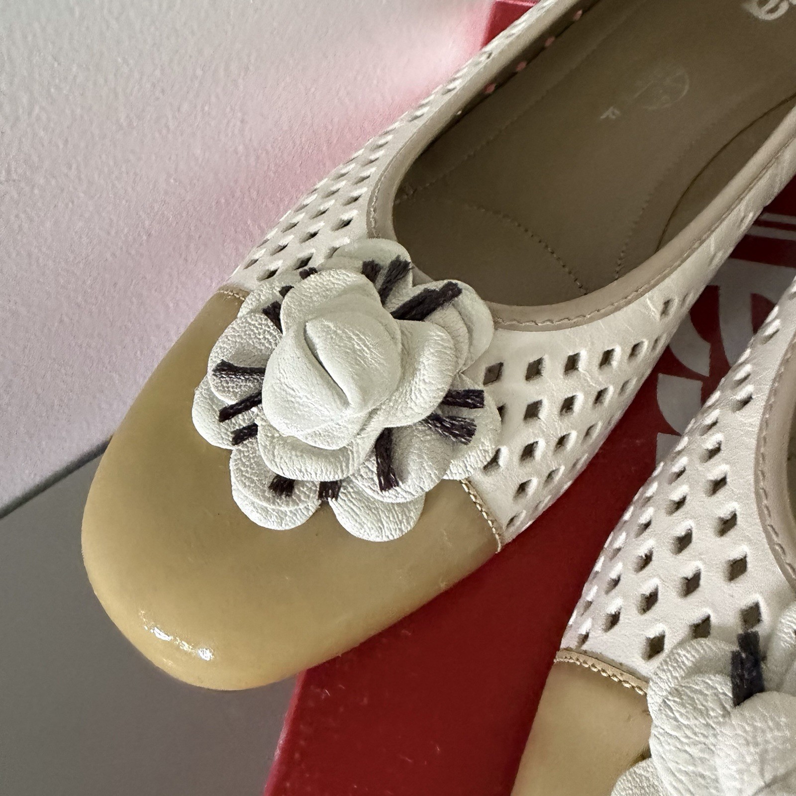 Ara Womens Blossom Flats Womens 11 Flower Slip On Pumps White Tan Leather New