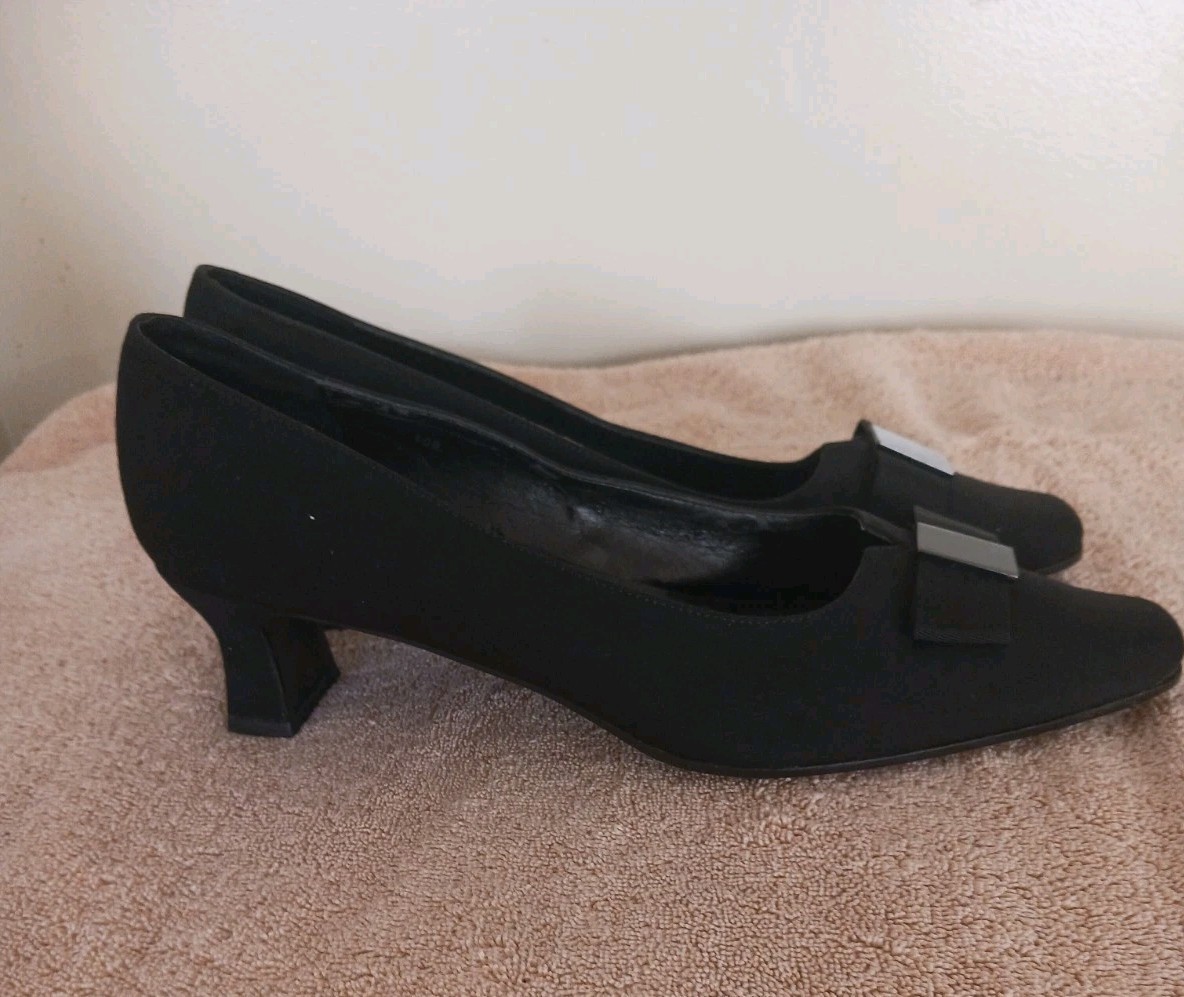 Vaneli Women’s Black Peau De Soie Pumps Black Accent Bow Kitten Heel Size 10W