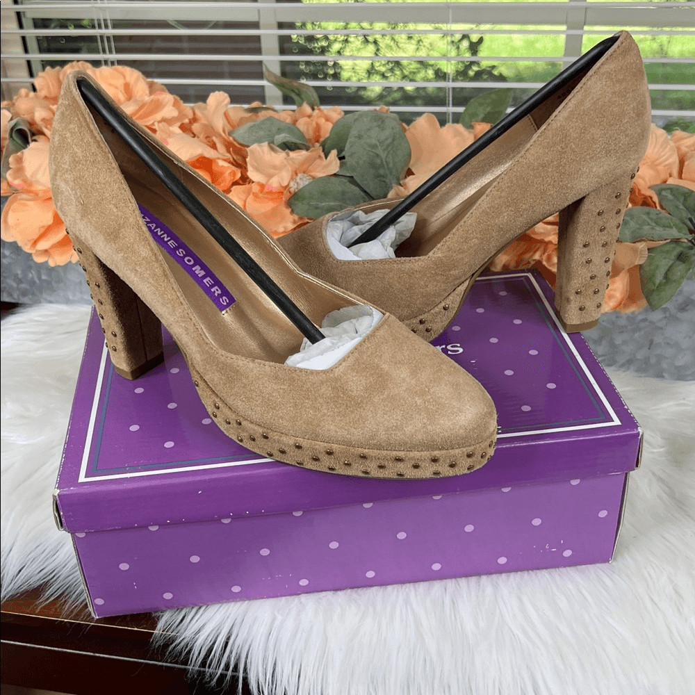 Suzanne Somers Tan Suede Studded Pumps Size 8 NIB
