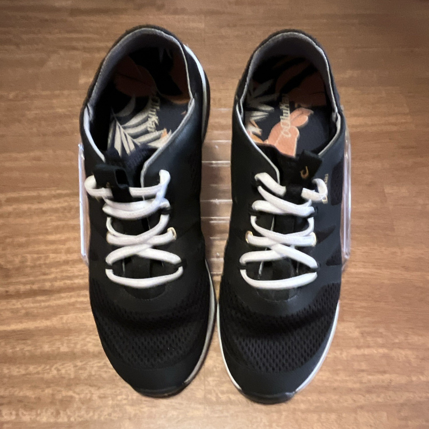 OluKai Unisex Adults Black/White Low Top Lace-Up Athletic Sneakers Pre-Owned