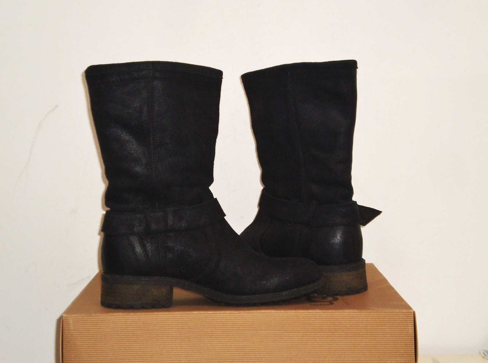 UGG Australia SILVA Moto Inspired Boot BLACK Burnished Suede 6US NWOB $175 MSR