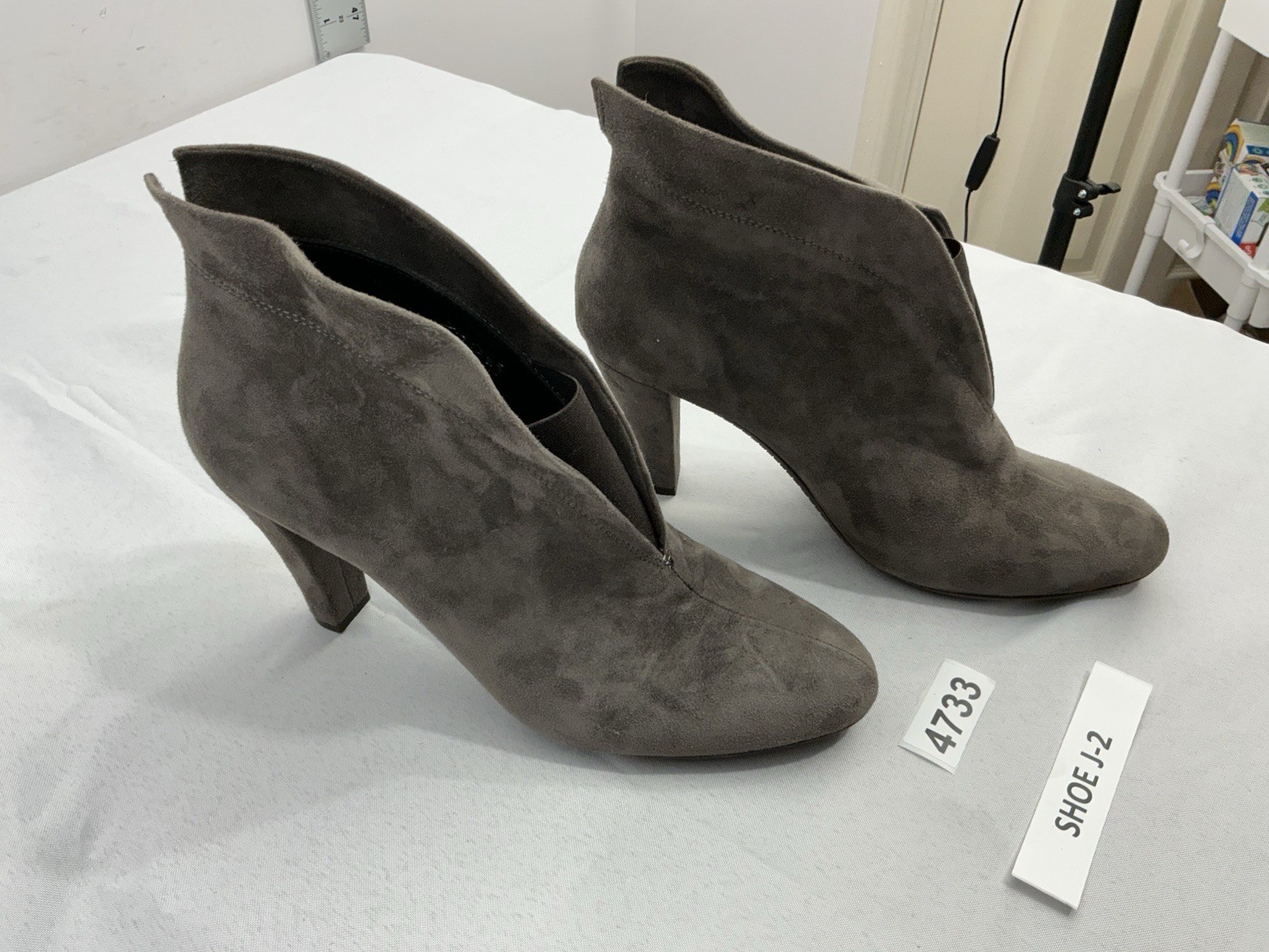 Womans Carvela Comfort Bootie Pull On 8.5/9 Brownish Gray V Front Stacked Heel