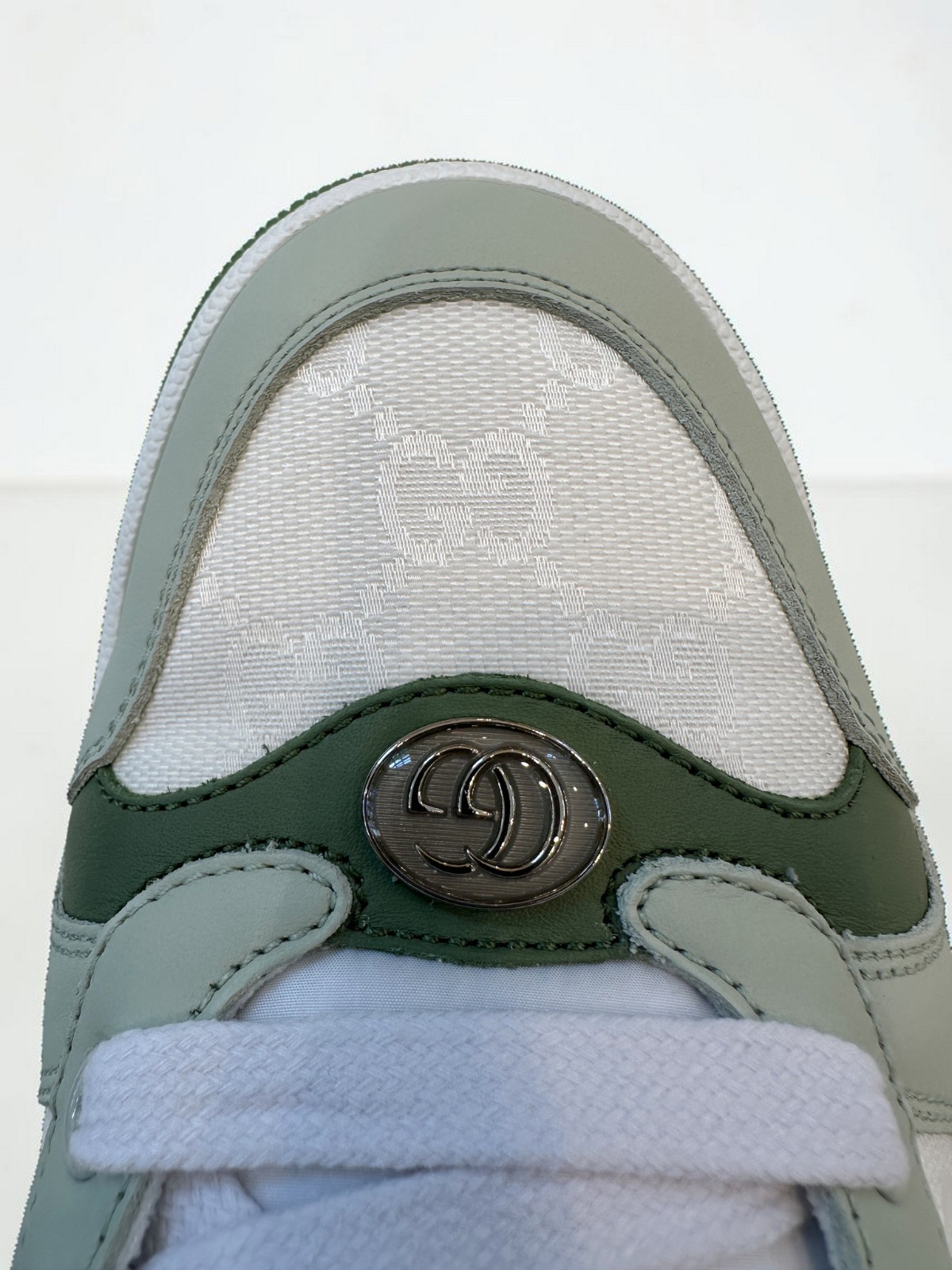 NIB Gucci Screener GG Canvas Leather Green White Sneakers EU38 US8 Authentic