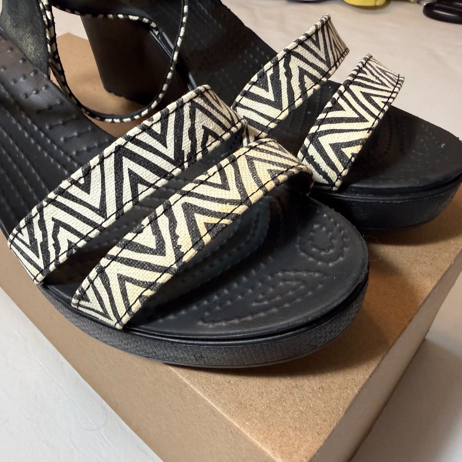 Crocs Leigh Graphic Wedge Sandals Black White Chevron Sz 9