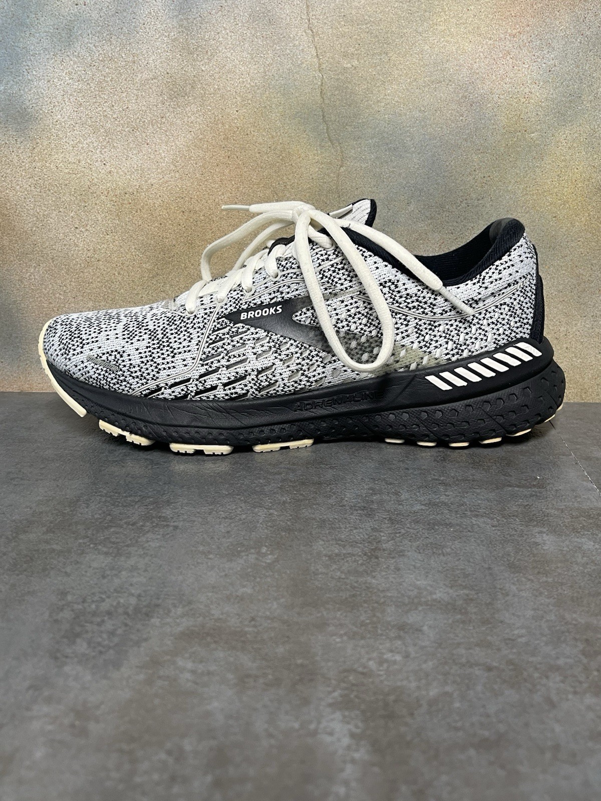 Brooks Adrenaline GTS 21 Women’s White & Black Sneakers 1203291B135 Size 8B