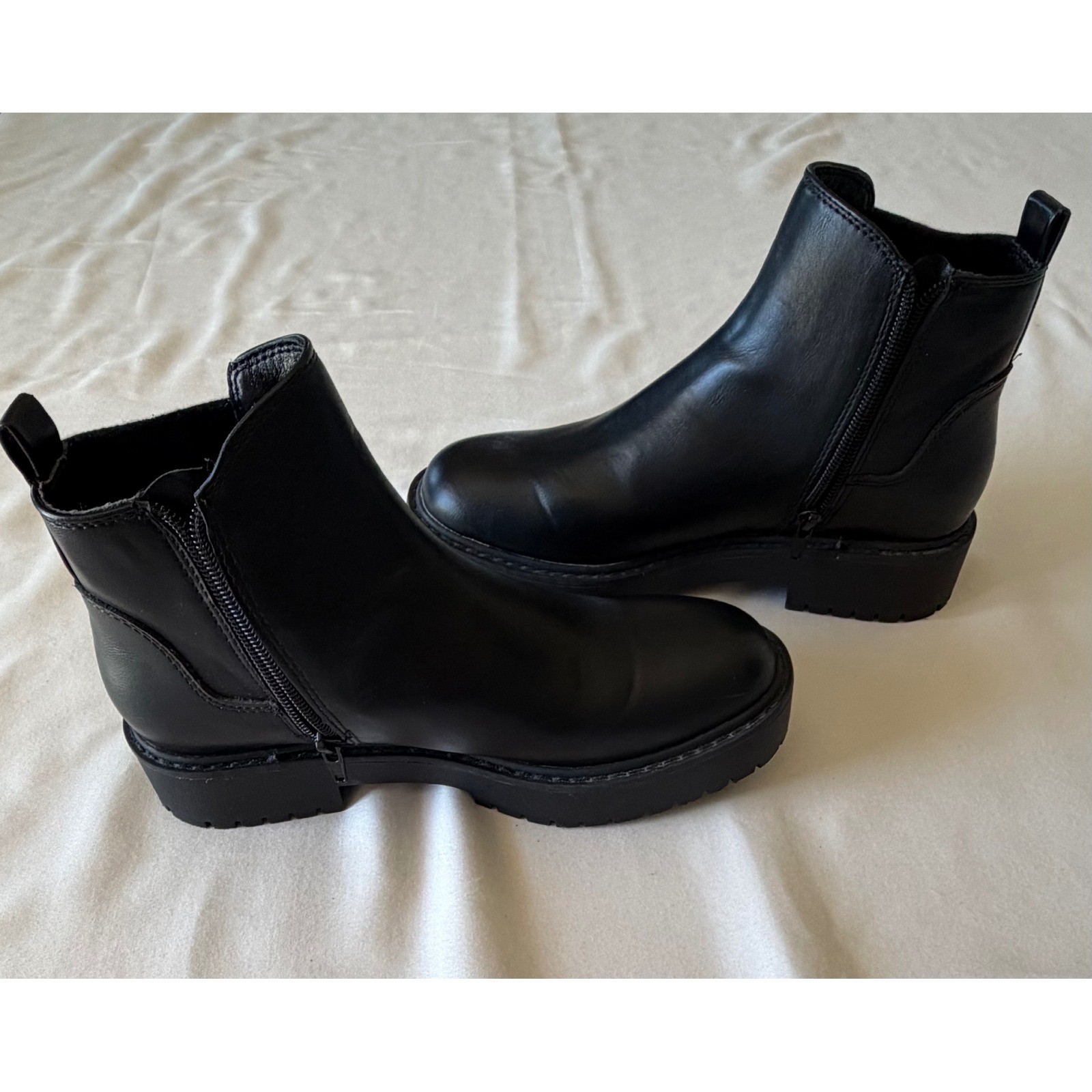 Time and Tru Womens Black Lug Sole Ankle Boots Side Zip Memory Foam Size 7