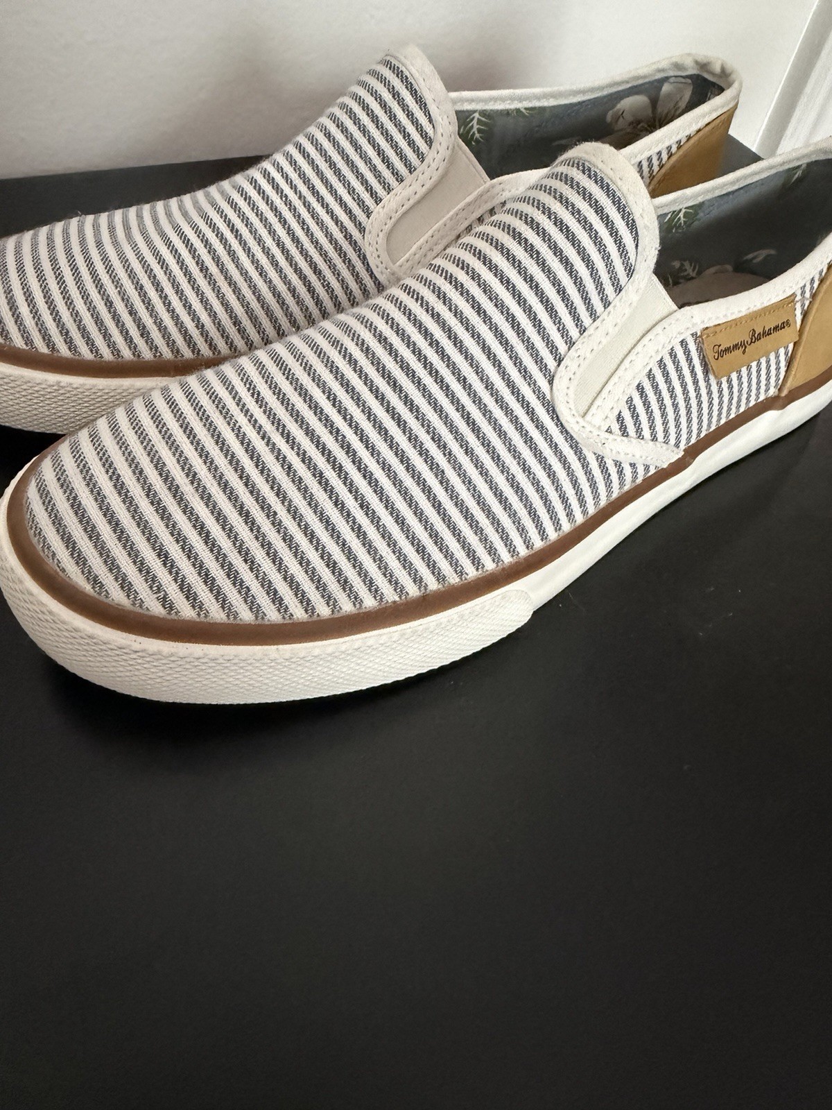 Tommy Bahama Women’s Striped Slip On Sneakers Casual Size 8.5 Brown White Blue