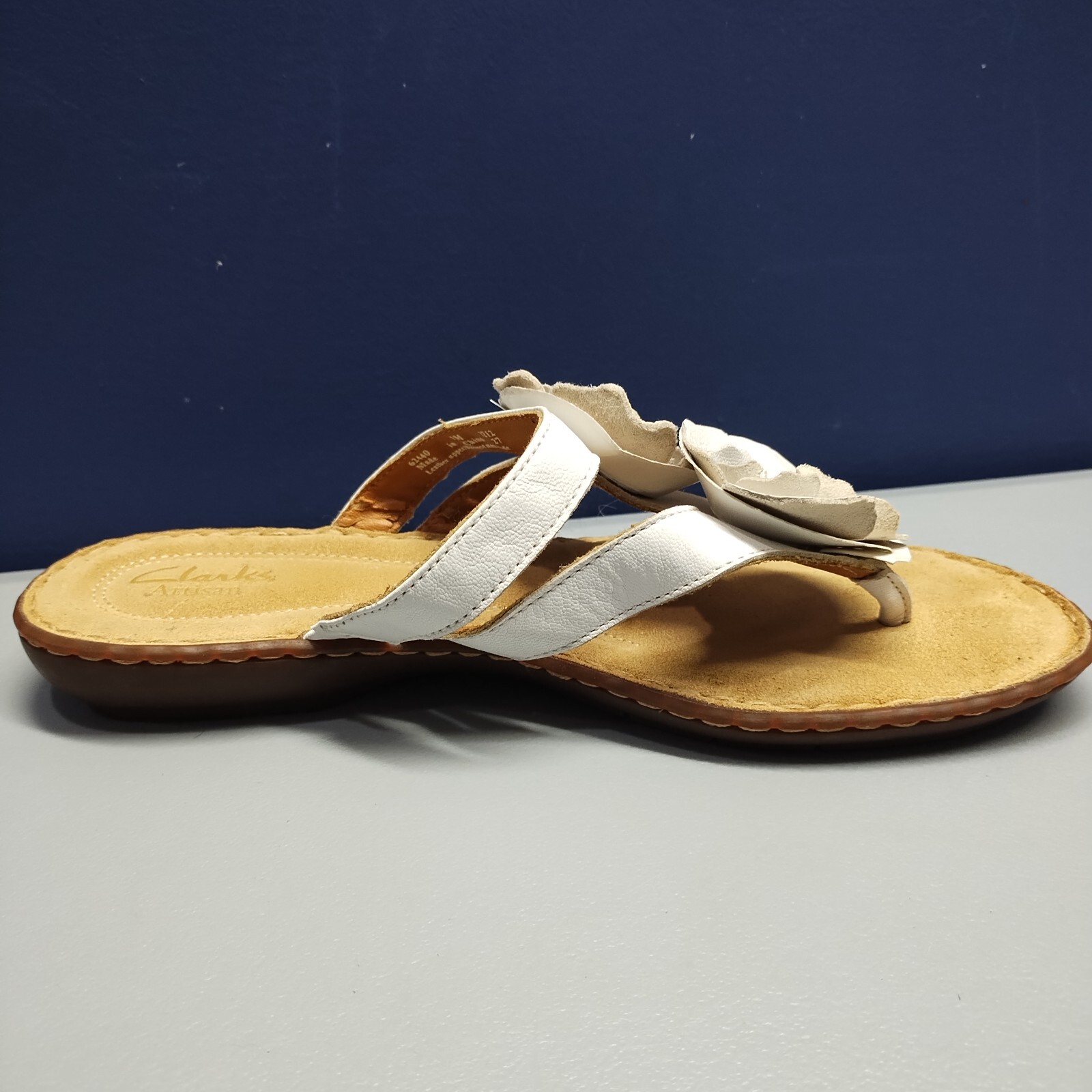 Clarks Artisan Brisk Dahlia Flip Flops Women 9M Tan White Floral Leather Slip On
