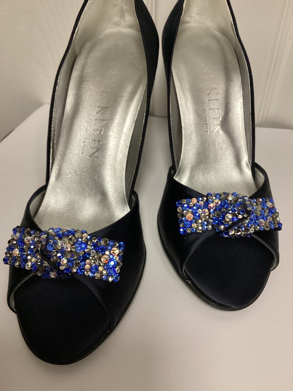 Anne Klein Italy $300 Vtg Open Toe Navy Satin Crystal Bows Heels Shoes Size 7