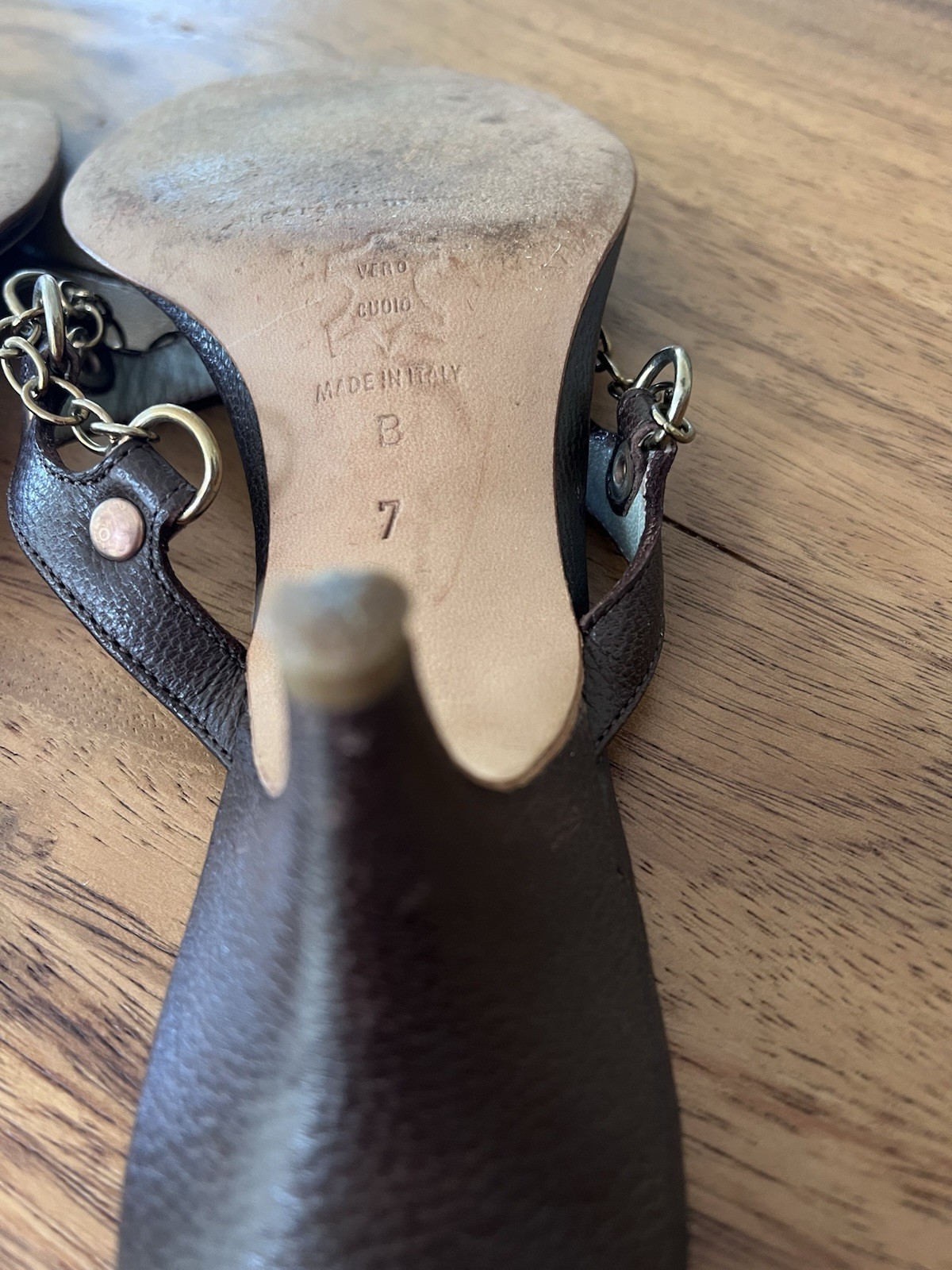 Singerson Morrison brown leather front strap w/metal chain covered kitten heel 7