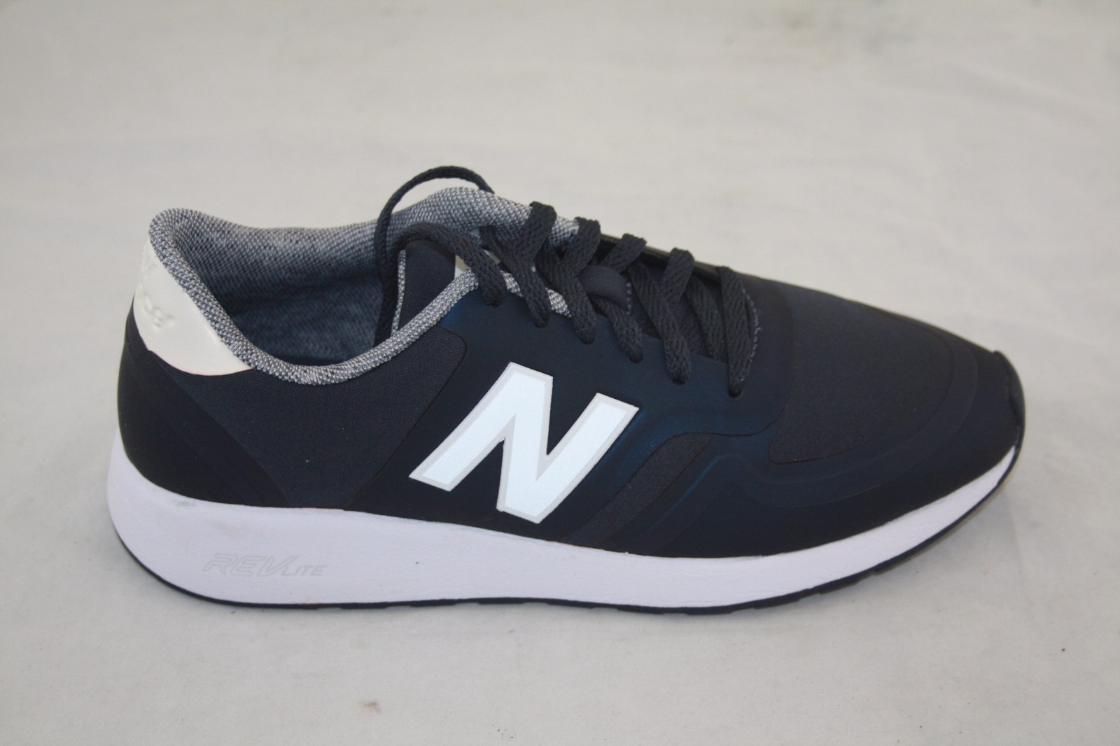 WOMEN’S NEW BALANCE LIFESTYLE WRL420LA PHANTOM NAVY/WHITE MSRP $85.00