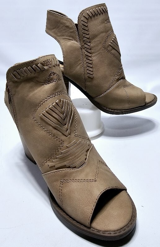 David Aaron Carleigh Peep Toe Ankle Booties Western Tan Faux Leather W Size 7