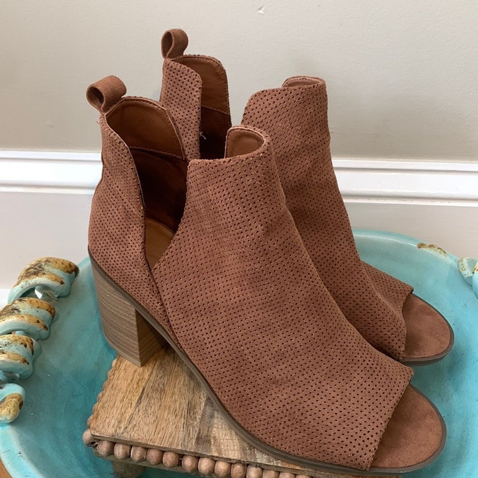 Universal thread open toed booties size 9.5