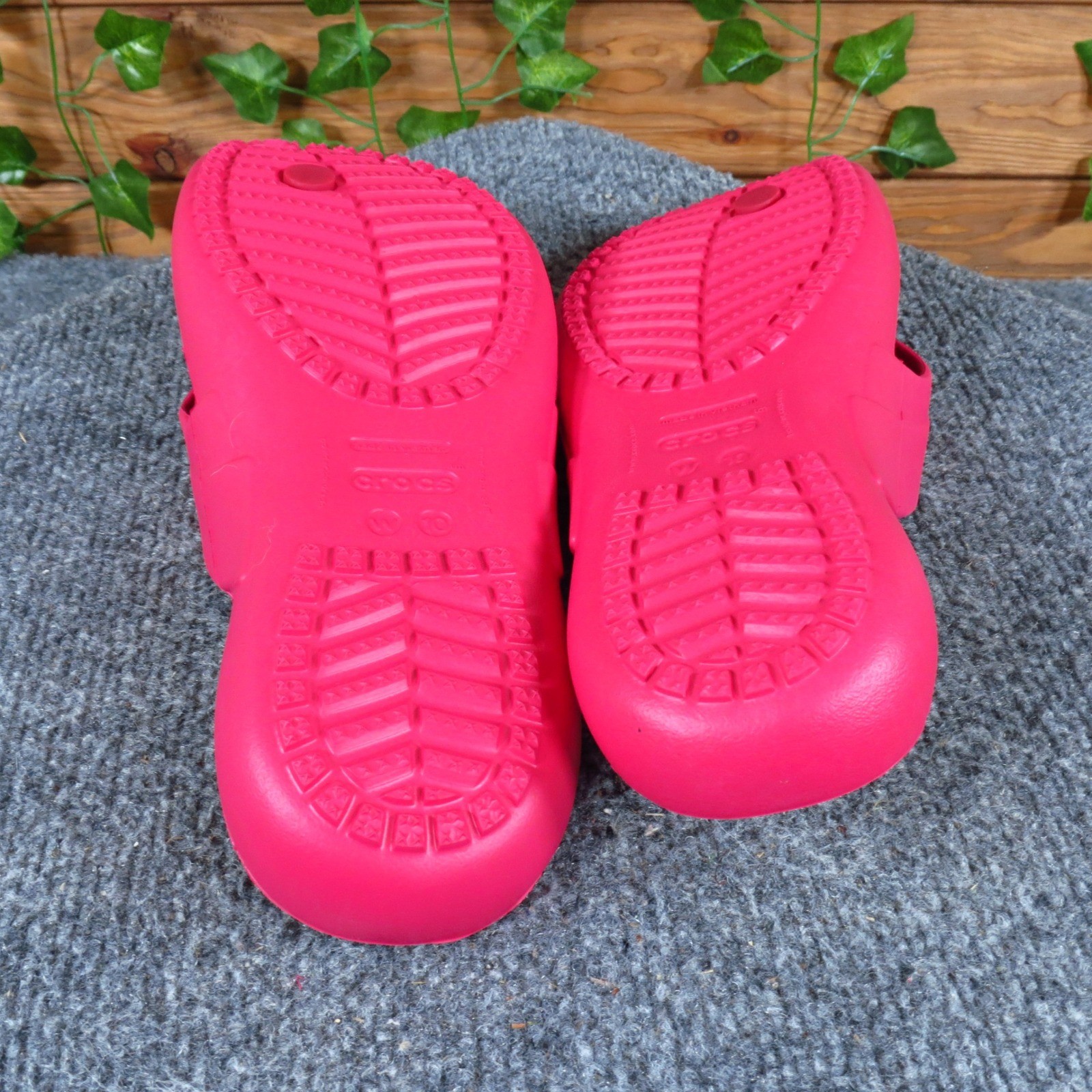 Crocs Classic Women Flip Flop Size 10 Casual Beach Sandal Pink Croslite
