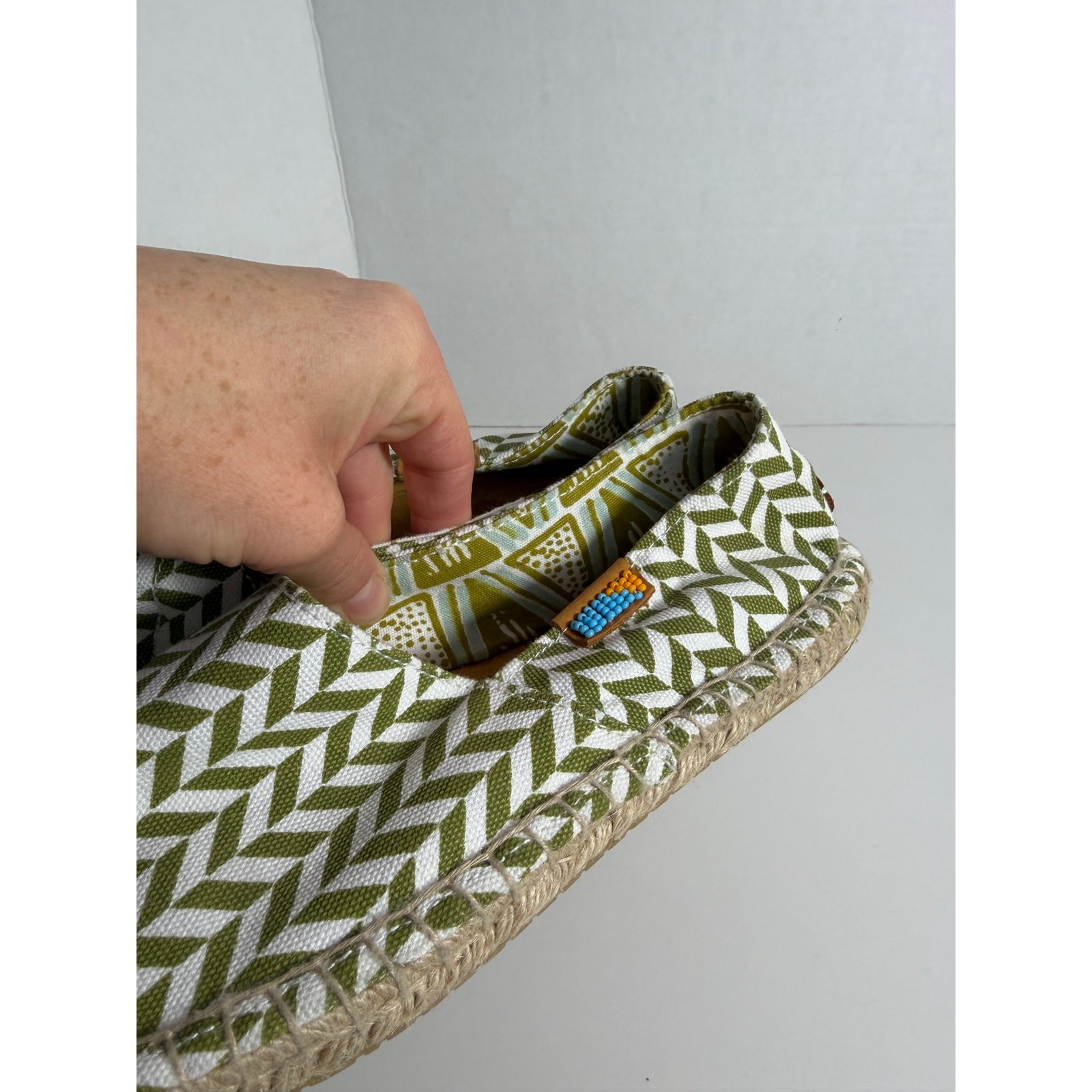 NWOB Ubntu Espadrilles Green Chevron Print Womens Size 7