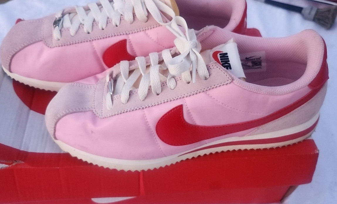 SIZE 9 – NEW Nike Cortez TXT Valentine’s Day Soft Pink Red HF9994 600 Women’s
