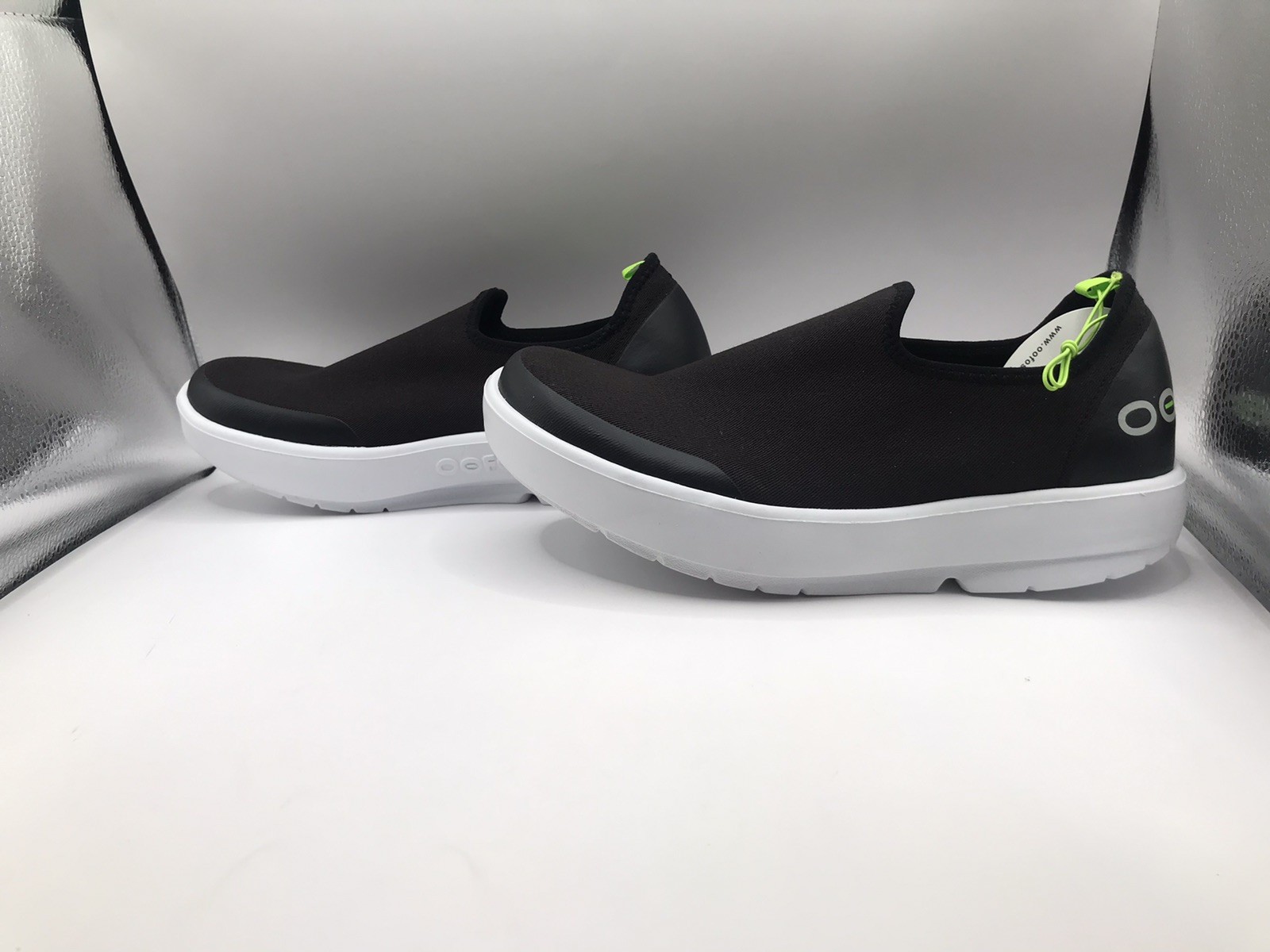 WOMEN’S OOFOS BLACK/WHITE OOMG EEZEE SLIP ON RECOVERY COMFORT SHOE SIZE 8.5 NWT