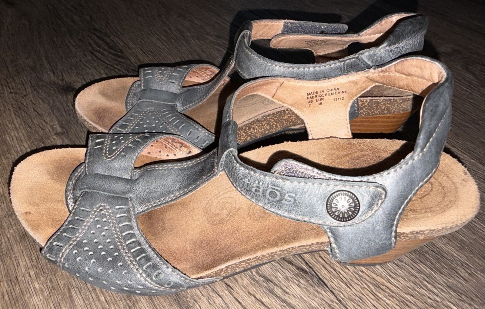Womans Taos Perforated Blue Leather T Strap 2.5in Heel Sandals Size 38 US 7/7.5