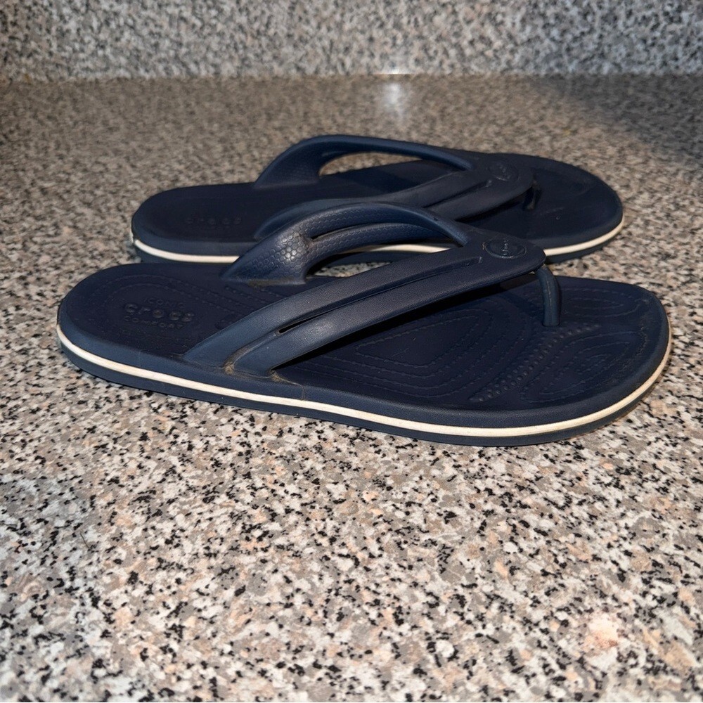 CROCS Blue Sandals with Y-Shaped Strap and Minimalist Design Size 7