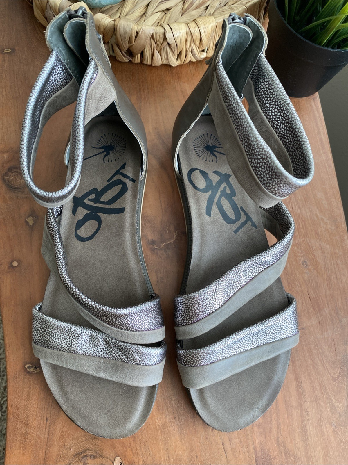OTBT Souvenir Metallic Leather ankle Sandals size 9 brown pewter flats gladiator
