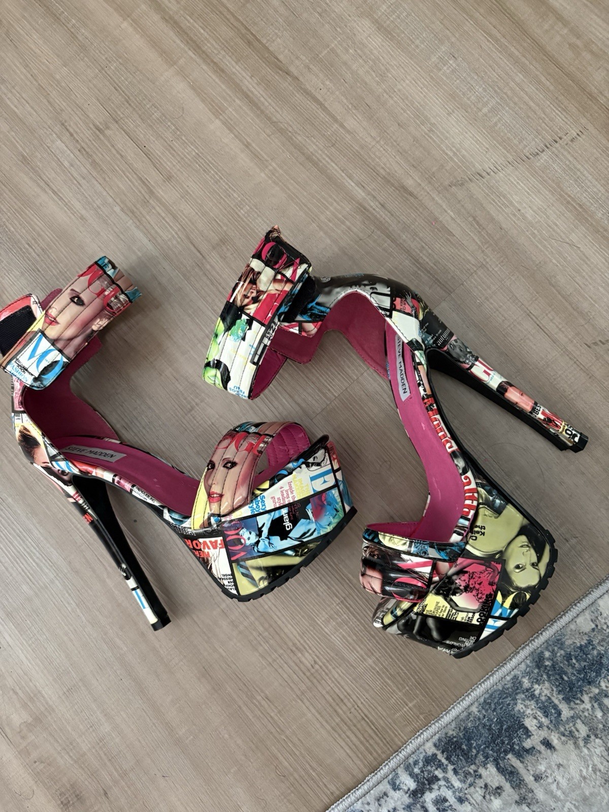 RARE Steve Madden Turn It Up Vogue Platform Heels Multicolor Magazine Size 7.5