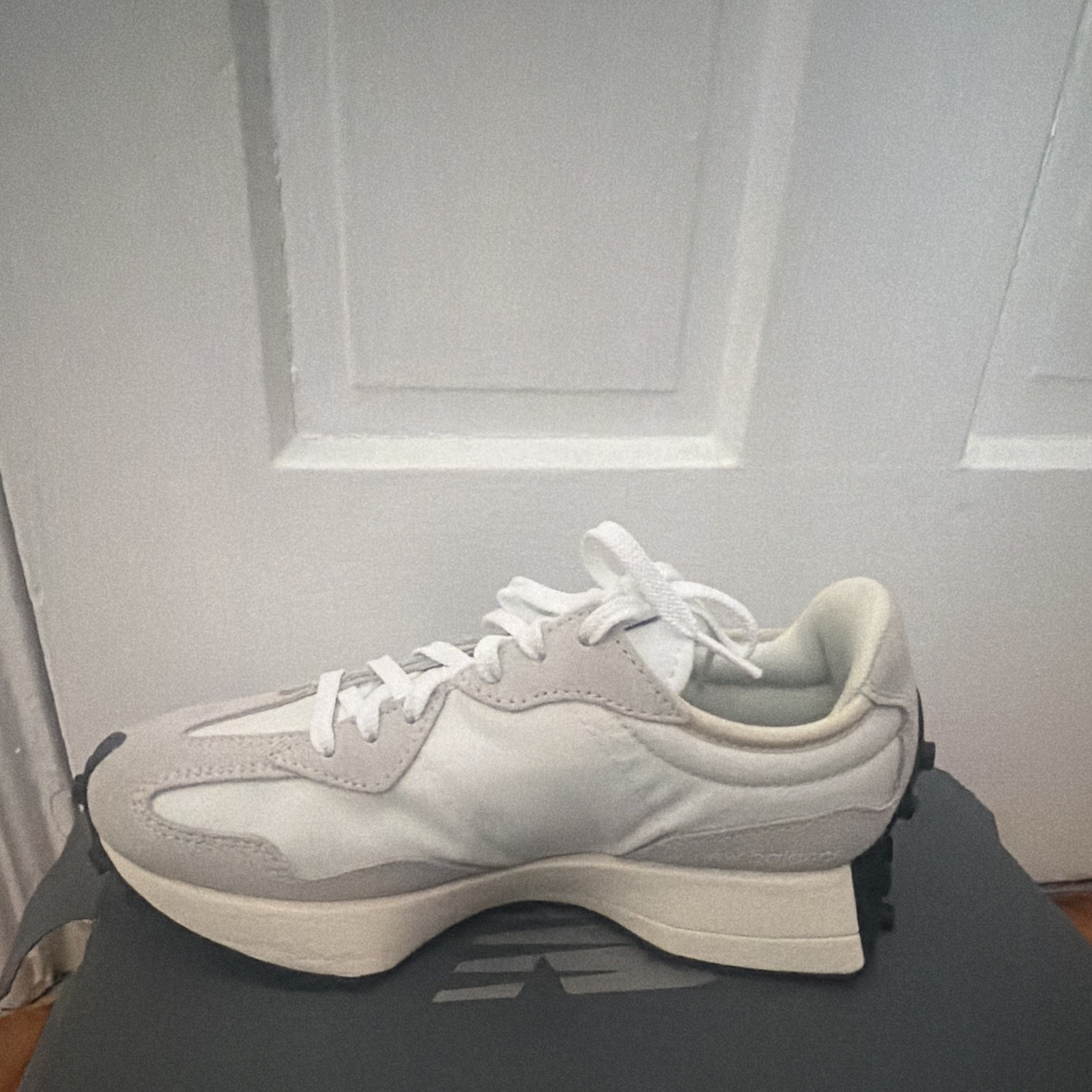 New Balance 327 Women’s Low Top Lace-Up Colorblock Sneakers White/Black/Gray