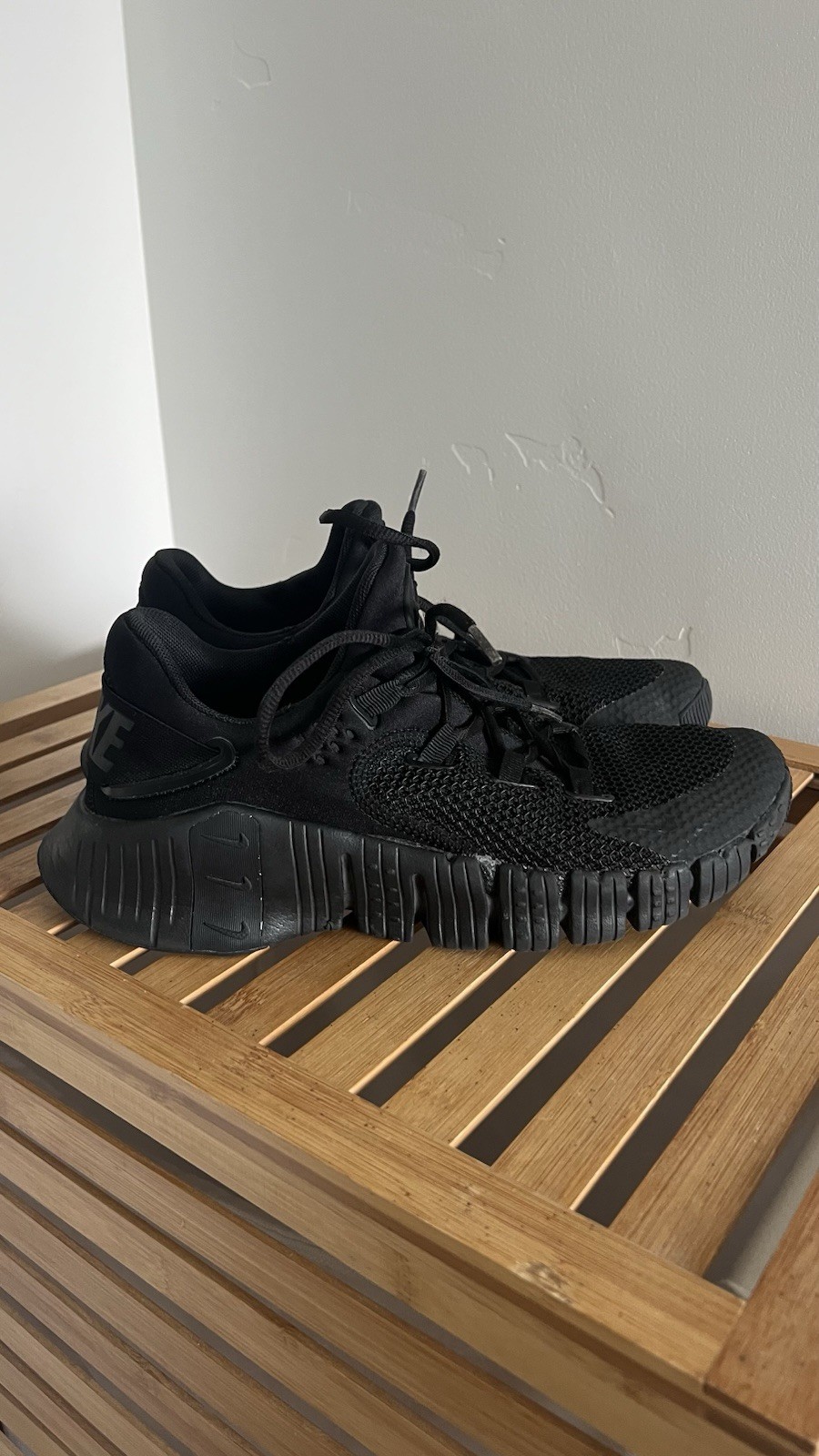 Nike woman’s Free Metcon 4 Black Mesh Low Top Lace-Up Training Sneakers