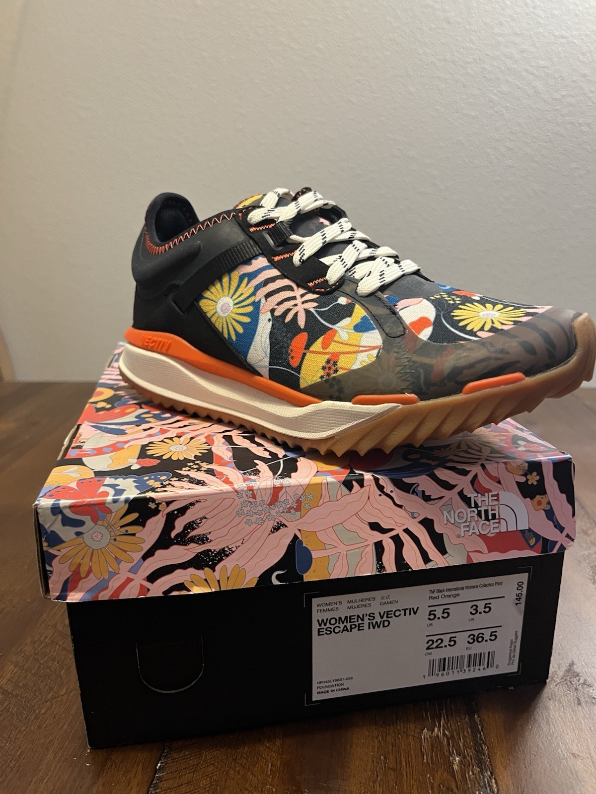 New with box North Face women’s vectiv escape IWD athletic shoe US 5.5, 22.5 cm