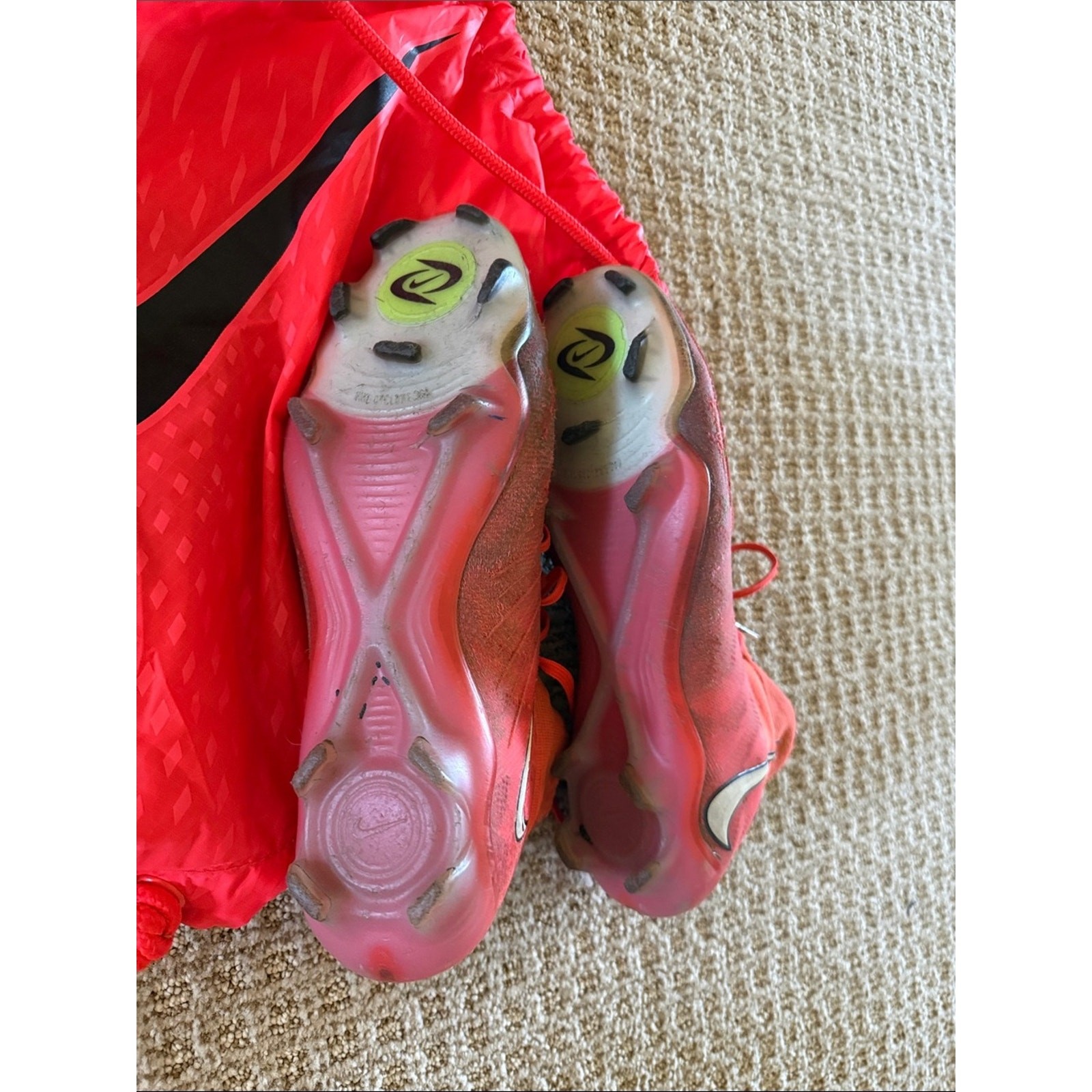 Women’s Nike Soccer Phantom Luna pink cleats sz 8.5 with bag