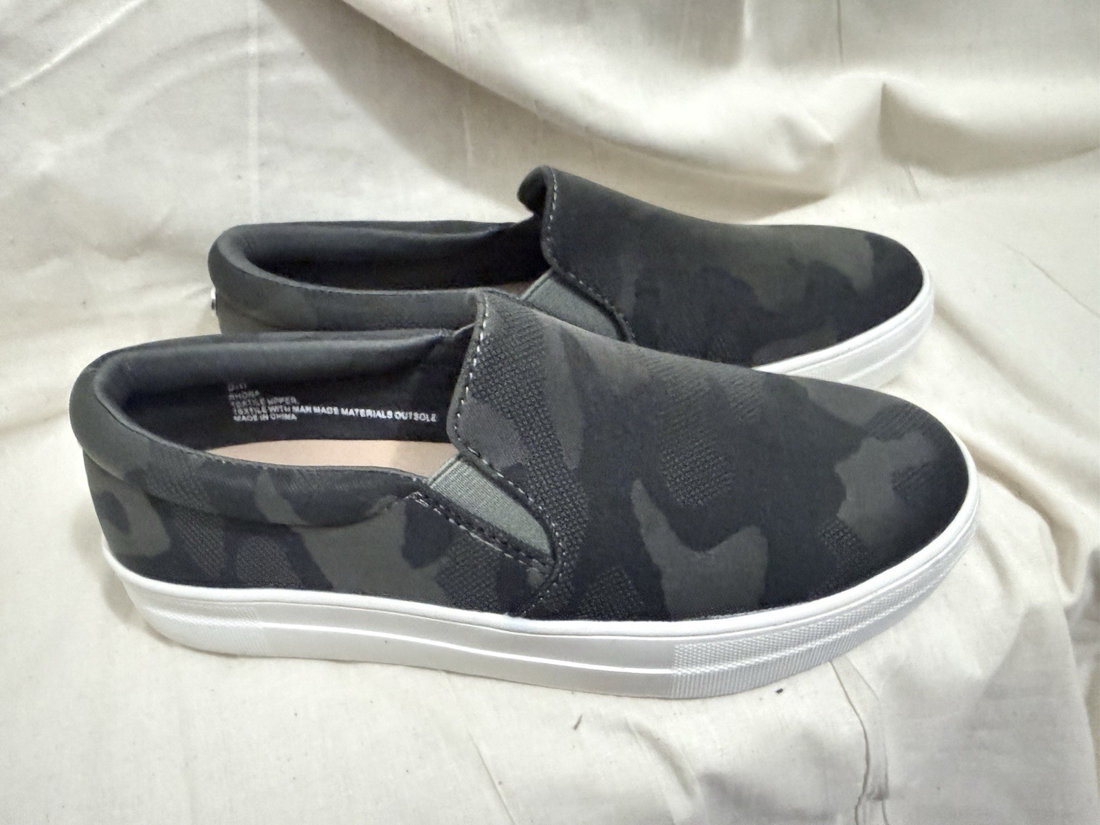 CUSHIONAIRE Rhona Canvas Camo Sneakers BLACK Green Shoes Flats Women SZ 8 M