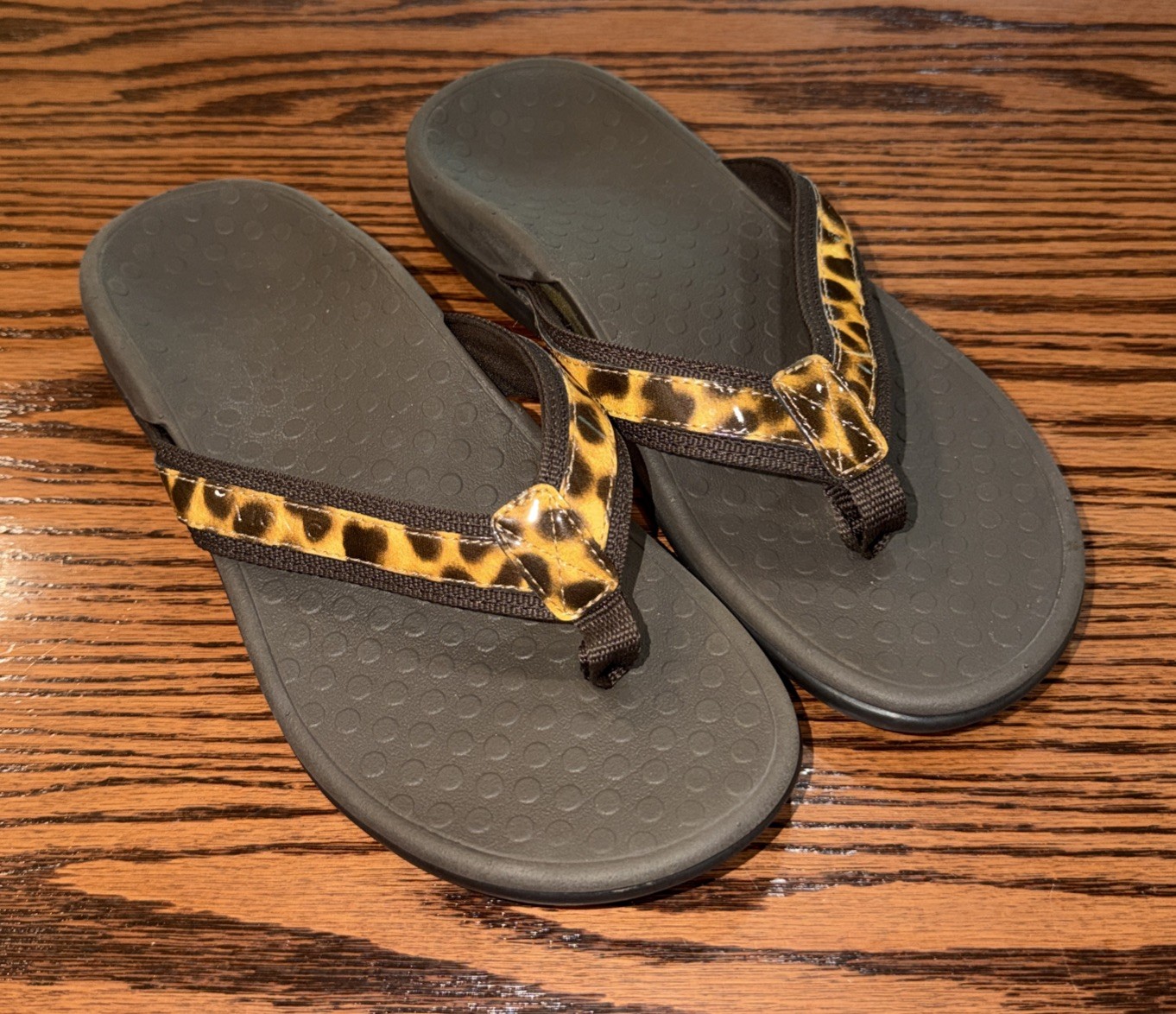 NEW WOT Vionic Tide II Sandals Womens 6 Leopard Flip Flops Orthaheel Comfort