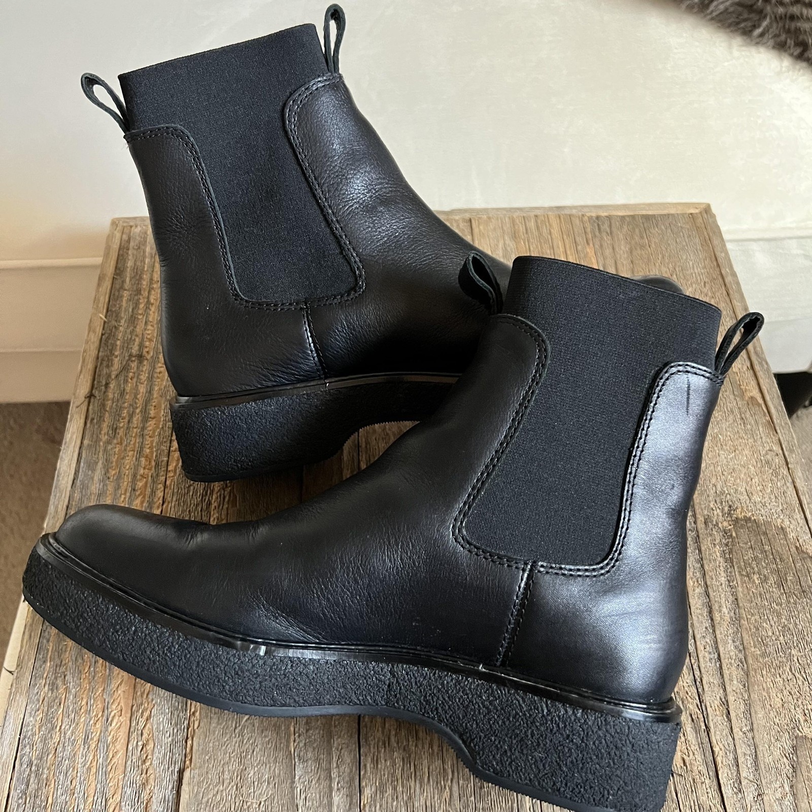 Madewell Black Leather Chelsea Ankle Boots Minimalist Dark Academia Quiet Luxury