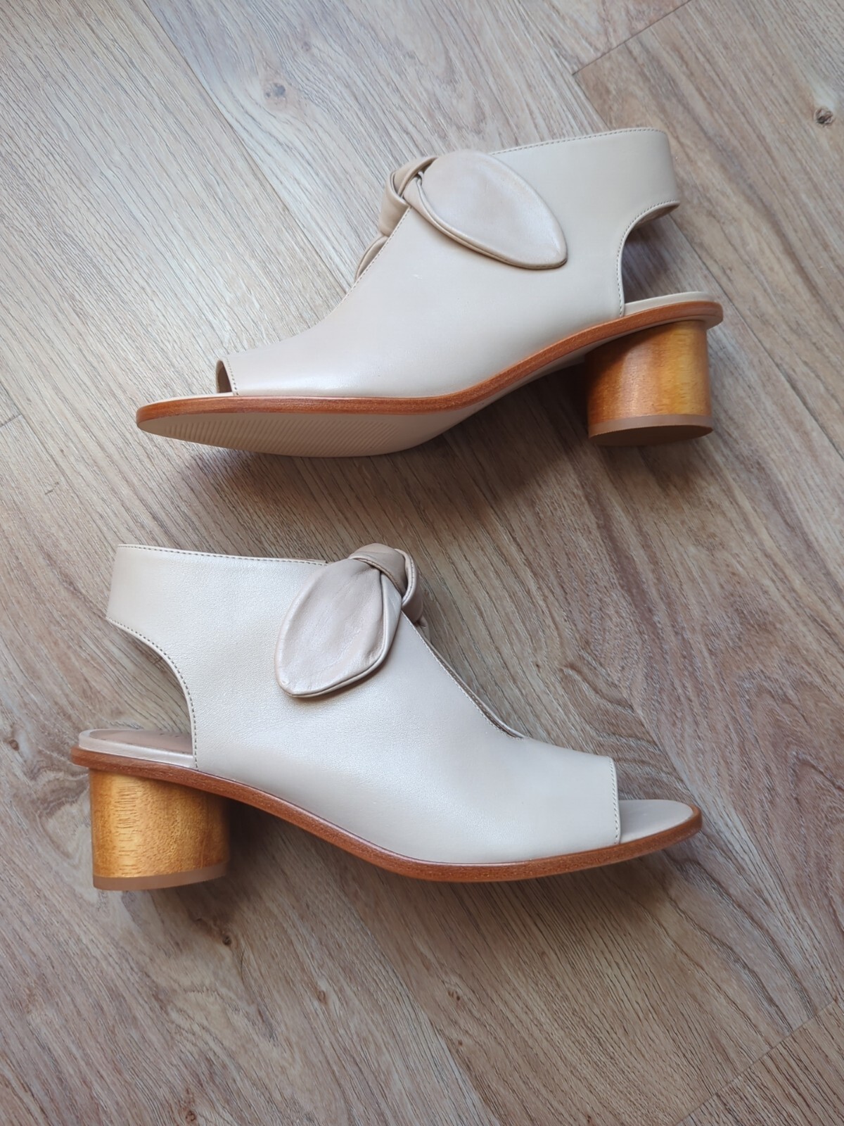 Bernardo Luna Lizzie Peep Toe Bow Sandal Womens 8 Pale Tan Beige Nude
