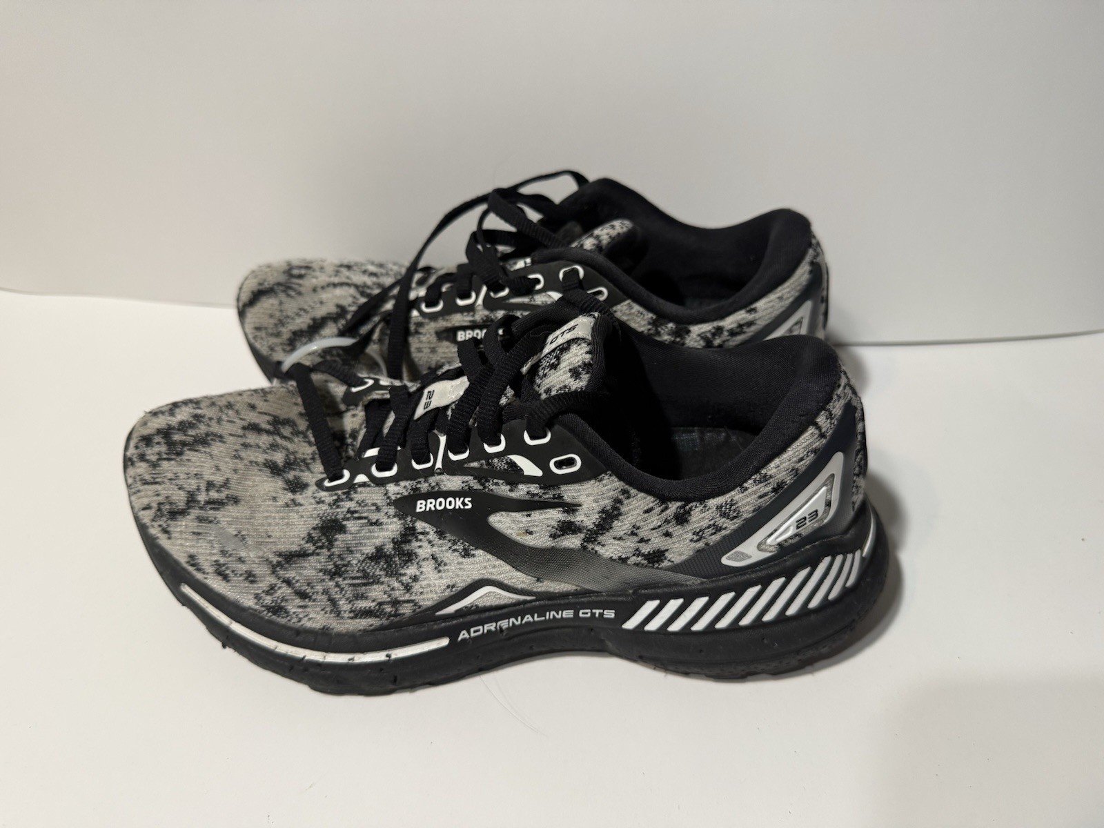 Brooks Adrenaline GTS 22 Size 7 Running Shoes Black/Gray/White Style 1203811B135